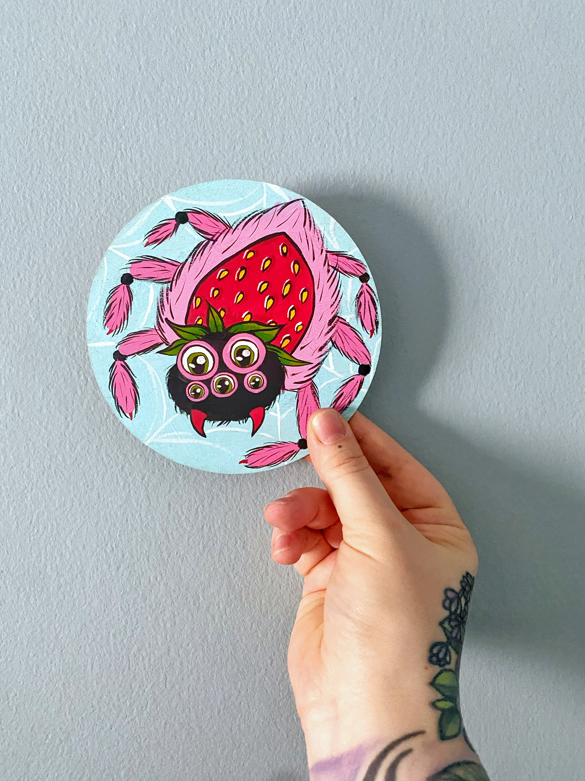 Gouache on wooden disc, 2021