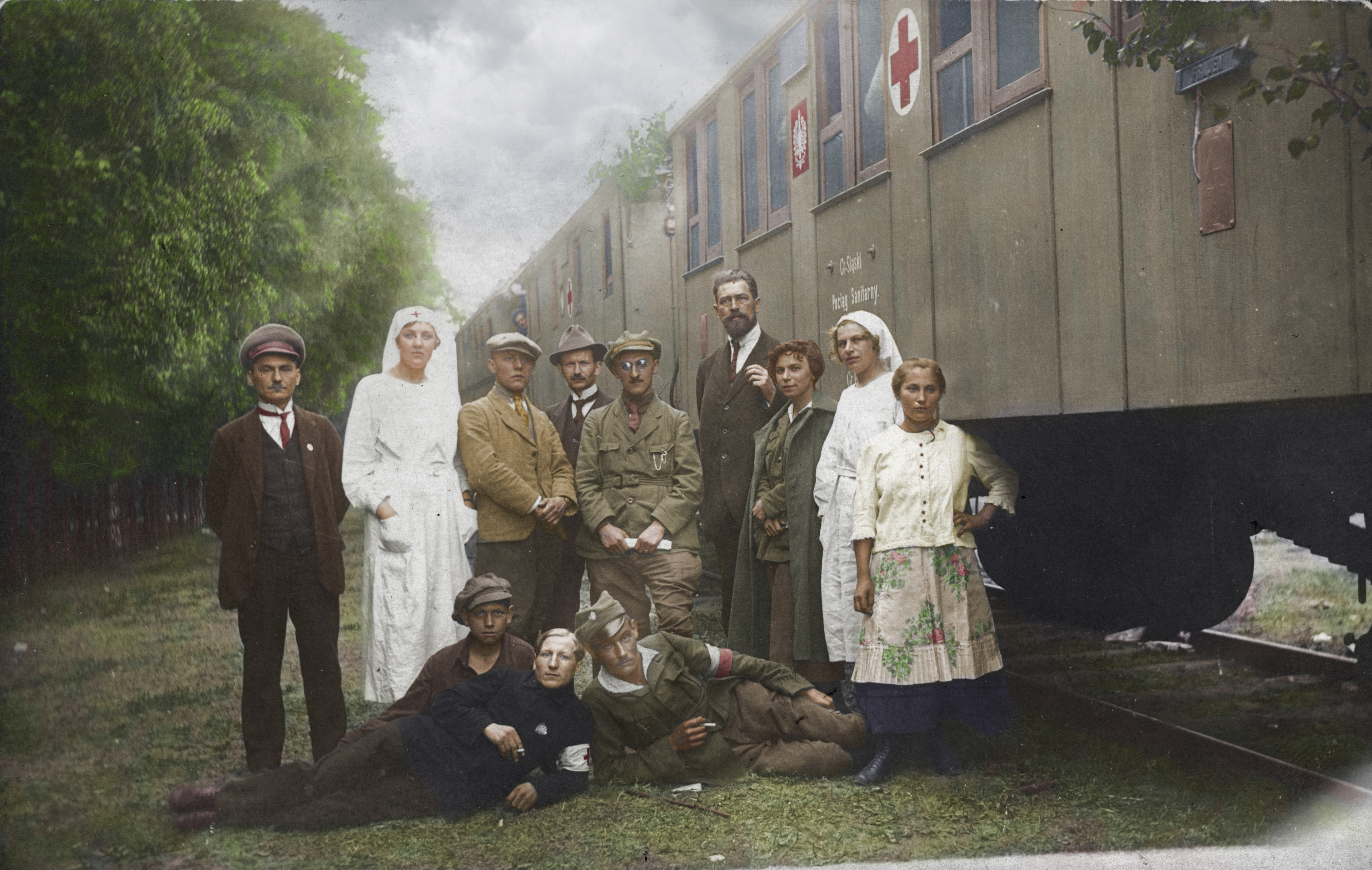 III powstanie śląskie - powstańczy pociąg sanitarny nr 3. Widoczny szef sanitarny porucznik doktor Kazimierz Kujawski (w okularach). Trzecia od prawej - jego przyszła żona Maria Kujawska.