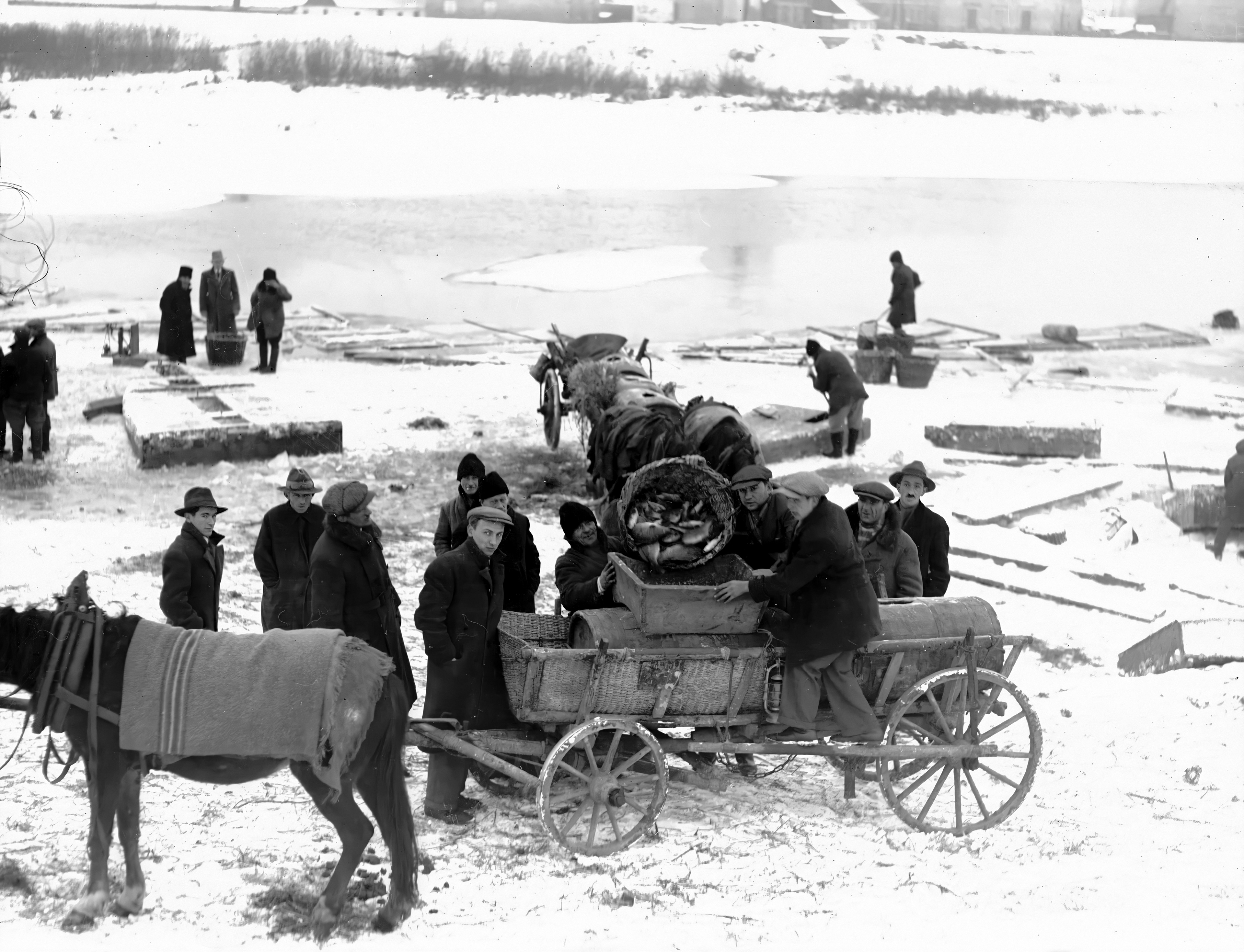 Przedświąteczny handel rybami nad Sołą. Oświęcim, rok 1933.