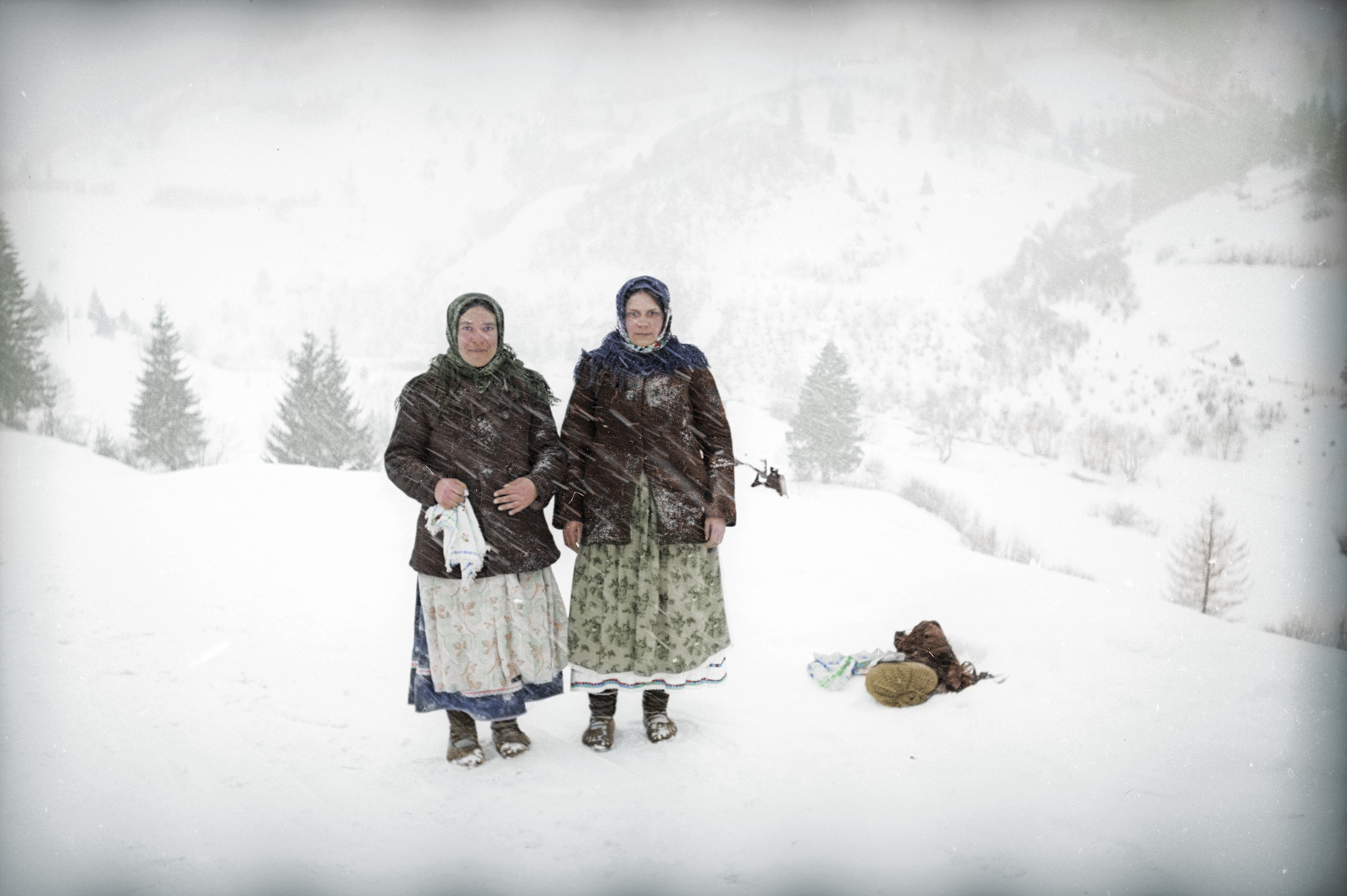 Sławsko 1937 rok. Bojkowskie góralki pozują na ośnieżonej drodze. Foto. H. Poddębski.