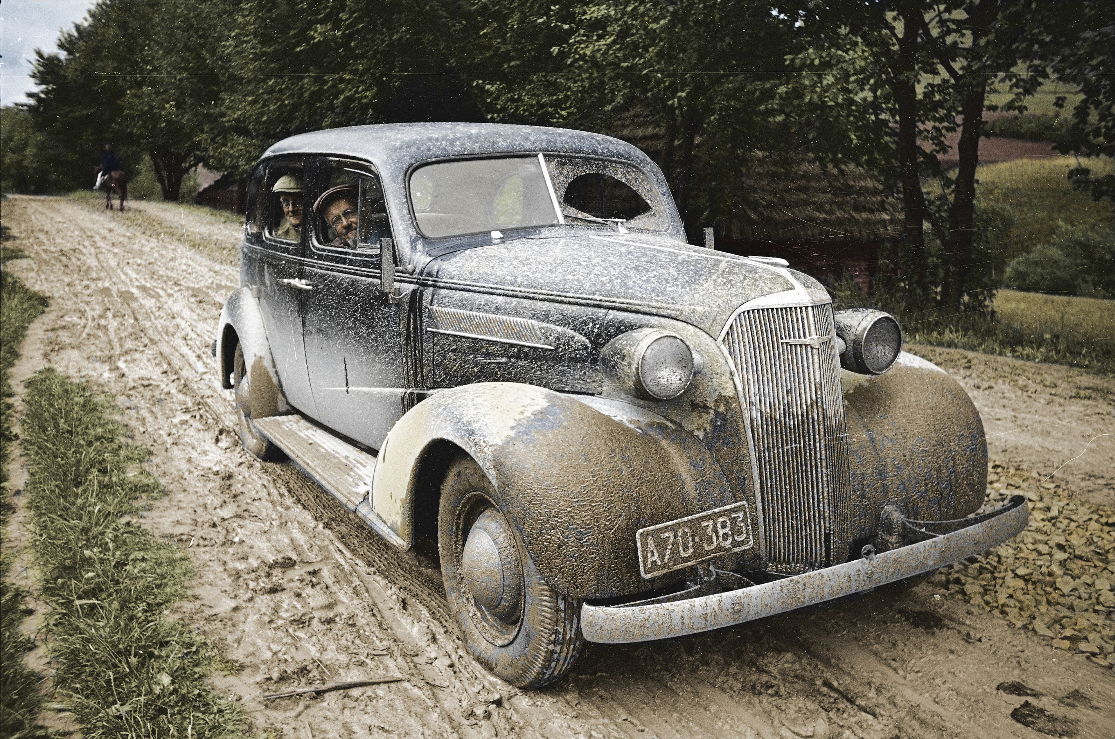Henryk Poddębski, przejazd Chevroleta Master drogą biegnąca przez wieś Pławie w województwie stanisławowskim, 1938 rok.