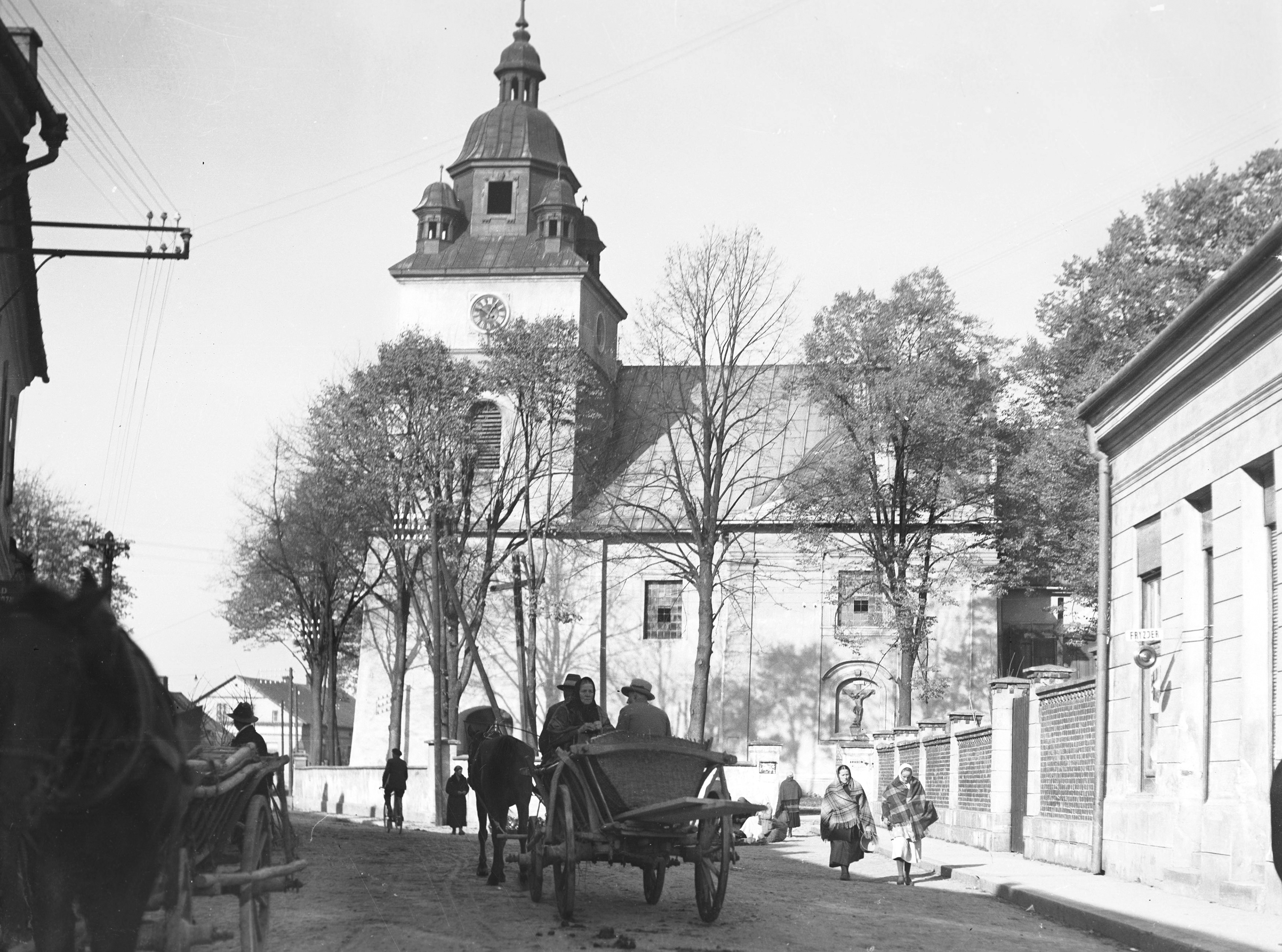 Kęty, rok 1934. Ulica Adama Mickiewicza i kościół Świętych Małgorzaty i Katarzyny