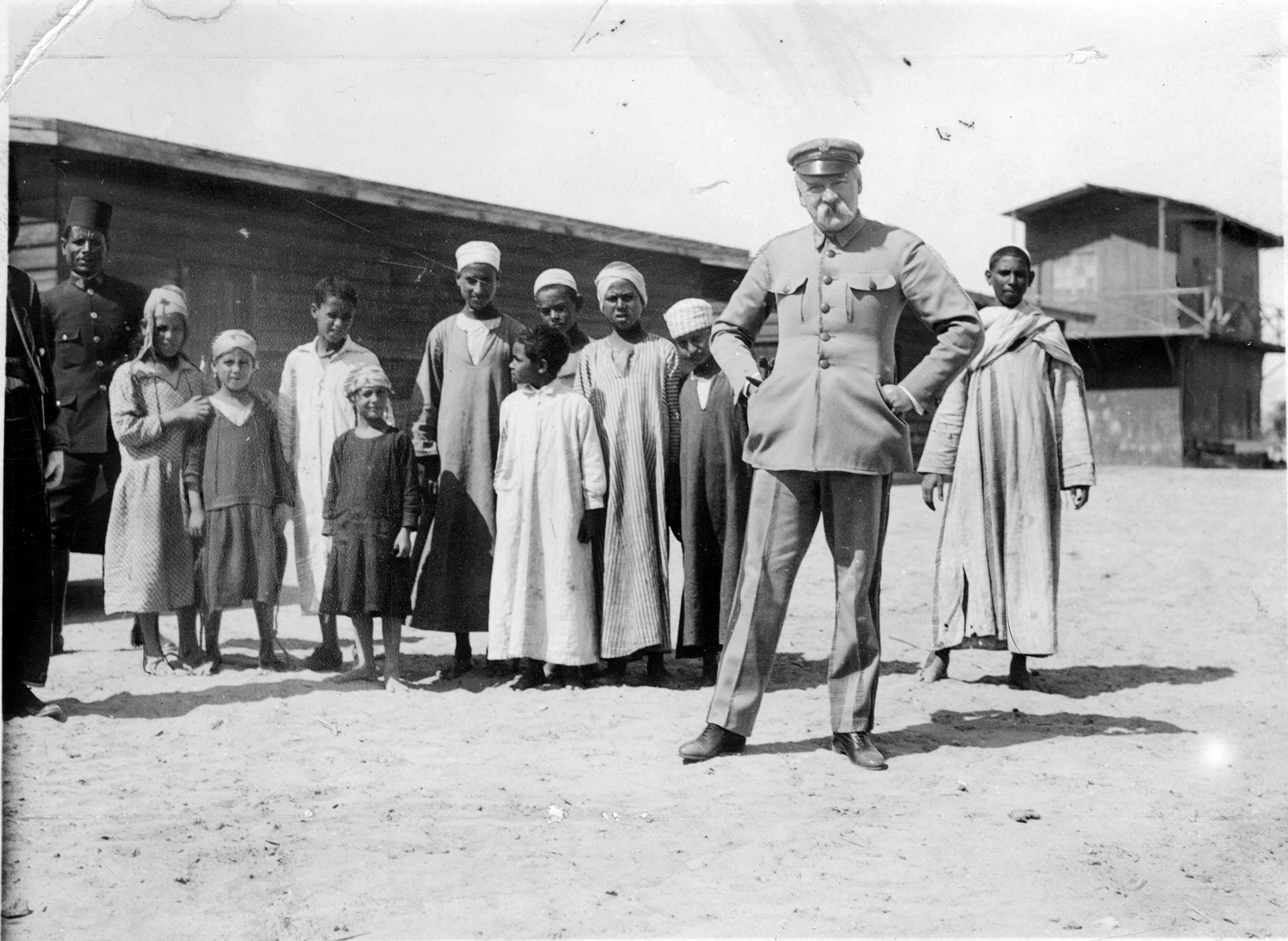 Józef Piłsudski wśród dzieci fellahów w oazie Fajum. 1932 rok