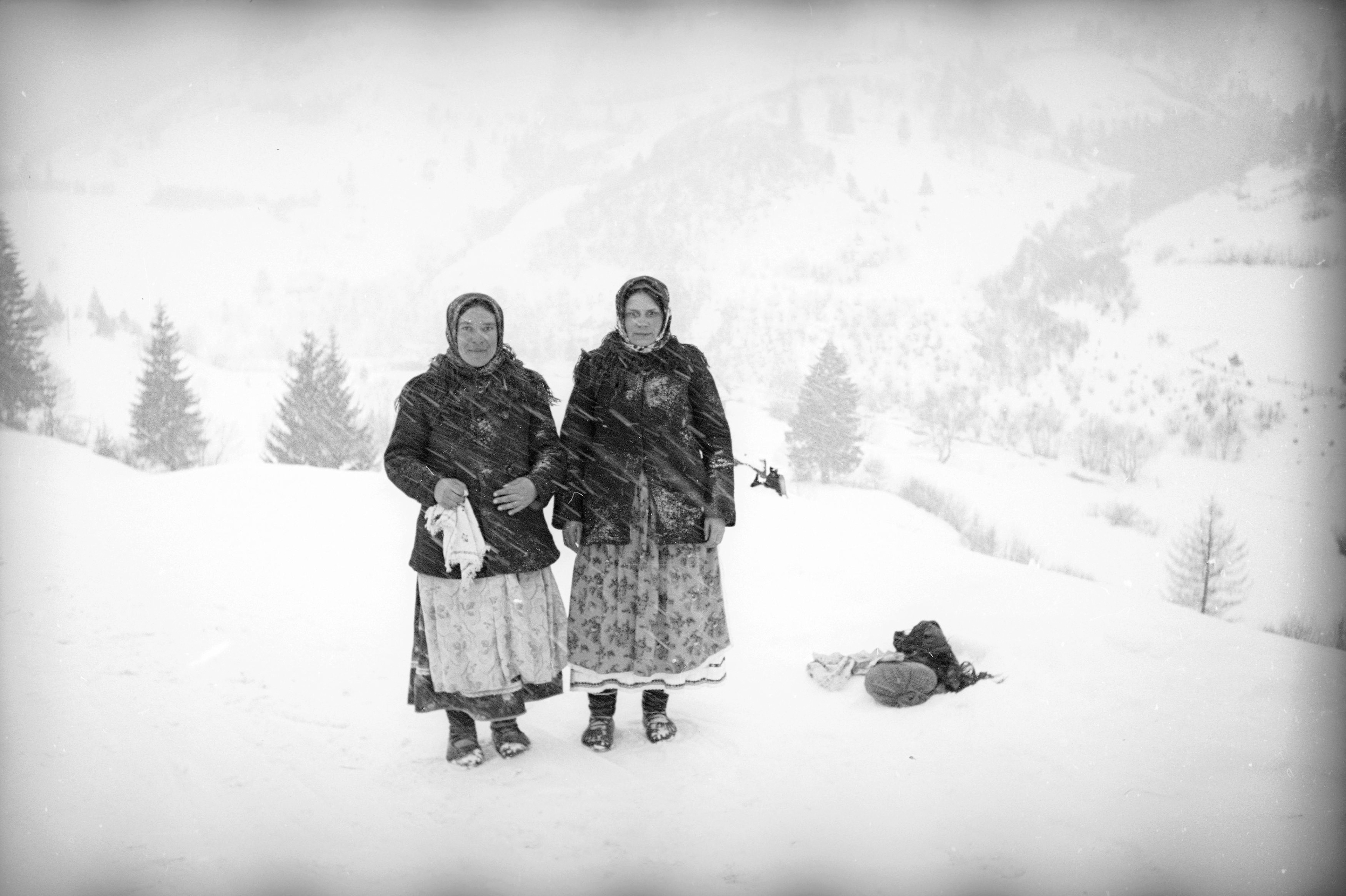 Sławsko 1937 rok. Bojkowskie góralki pozują na ośnieżonej drodze. Foto. H. Poddębski.