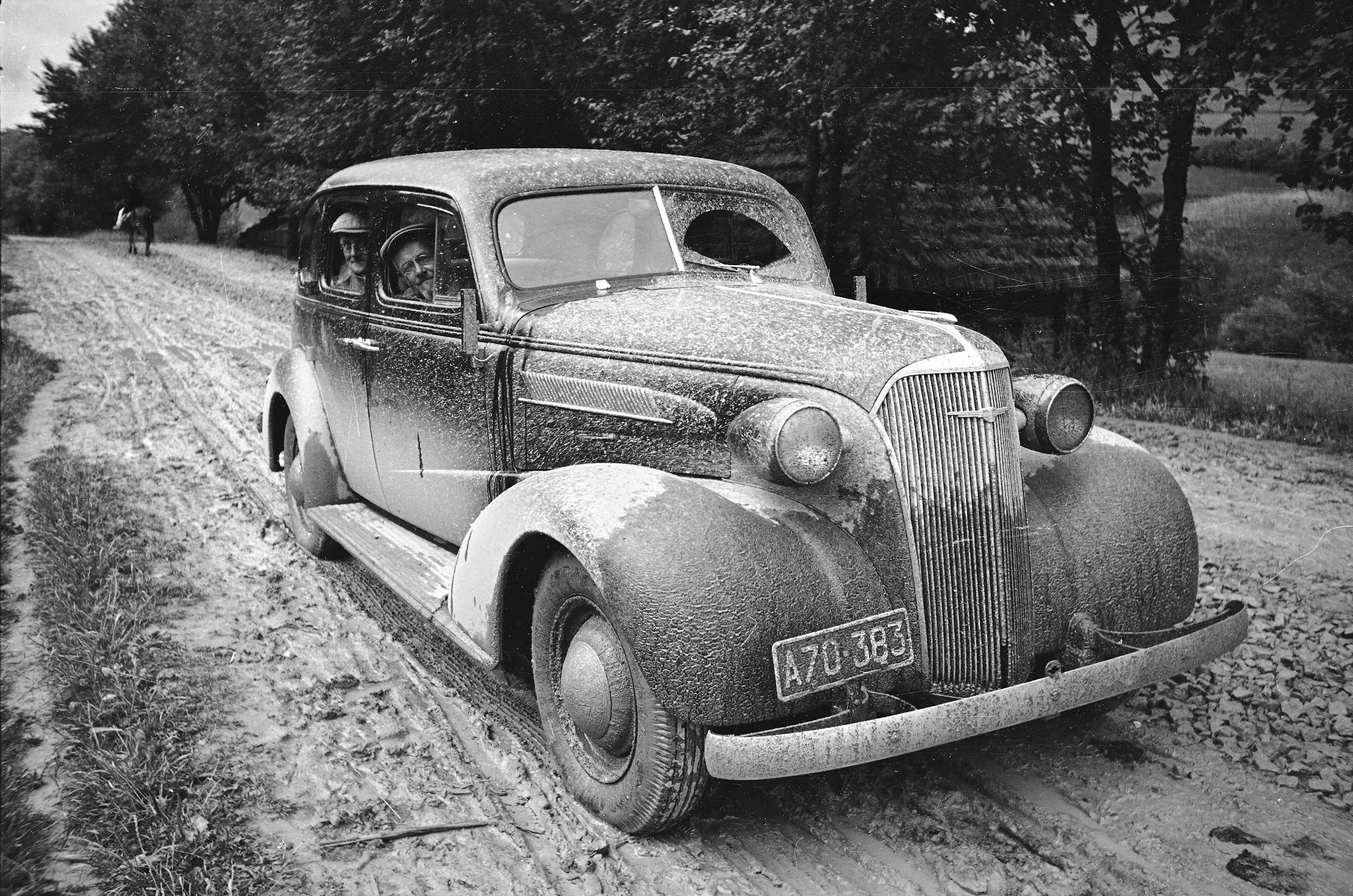 Henryk Poddębski, przejazd Chevroleta Master drogą biegnąca przez wieś Pławie w województwie stanisławowskim, 1938 rok.
