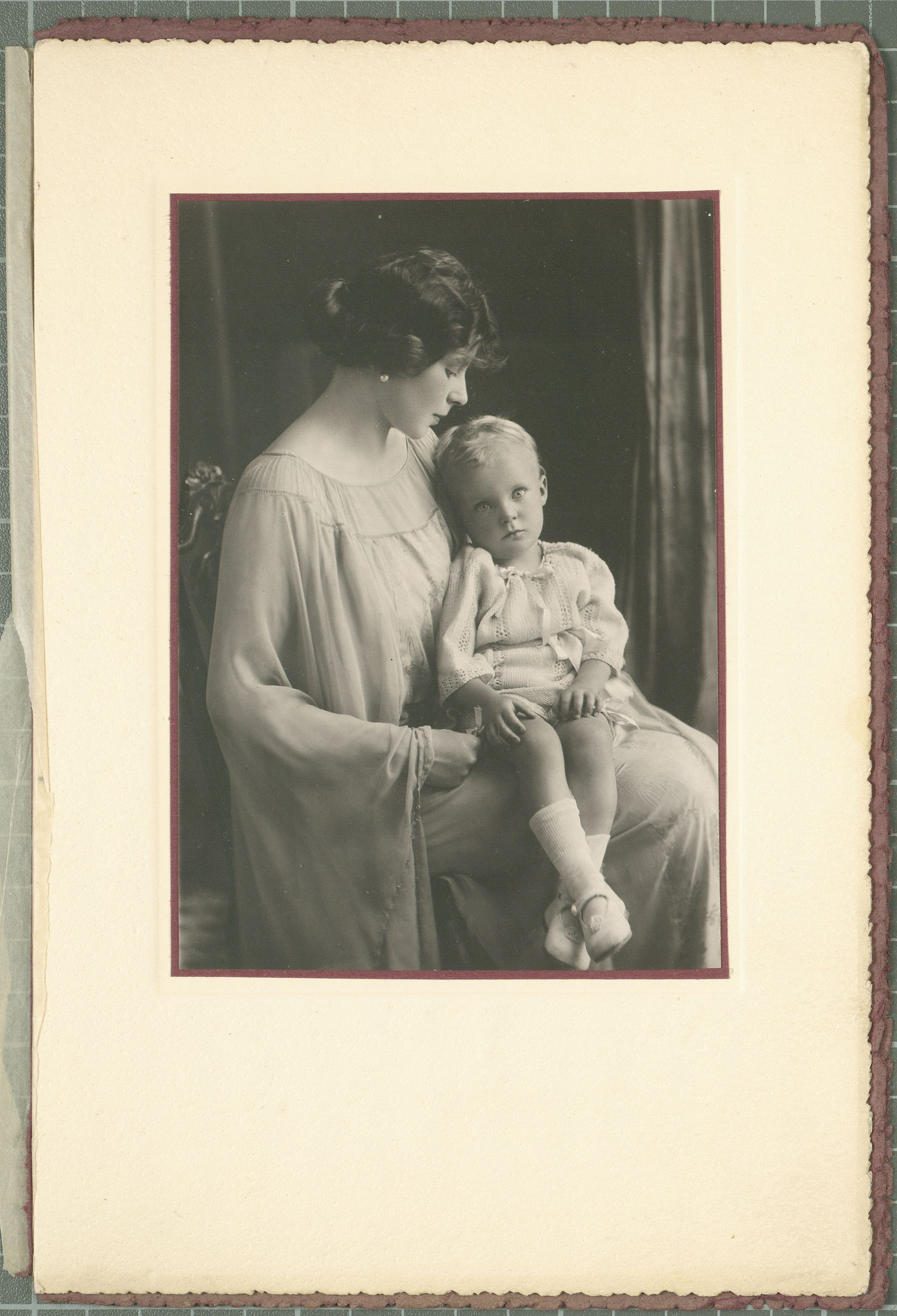 Kazimierz Badeni (znany szerzej jako dominikanin Joachim Badeni) w wieku około 2 lat ze swoją mamą  Alicją z domu Ankarcrona.