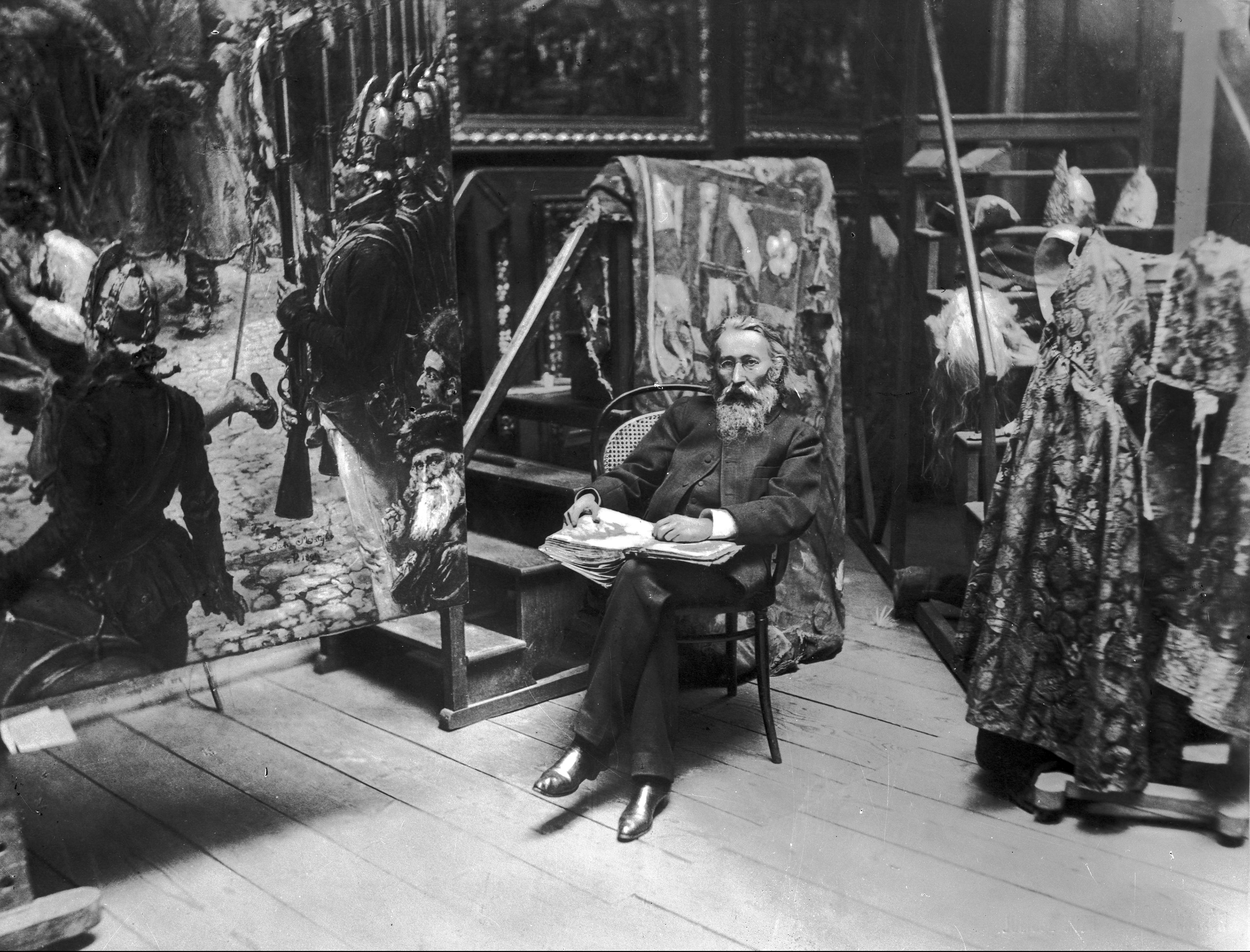 Jan Matejko siedzący w pracowni przy obrazie "Konstytucja 3 Maja 1791 r."