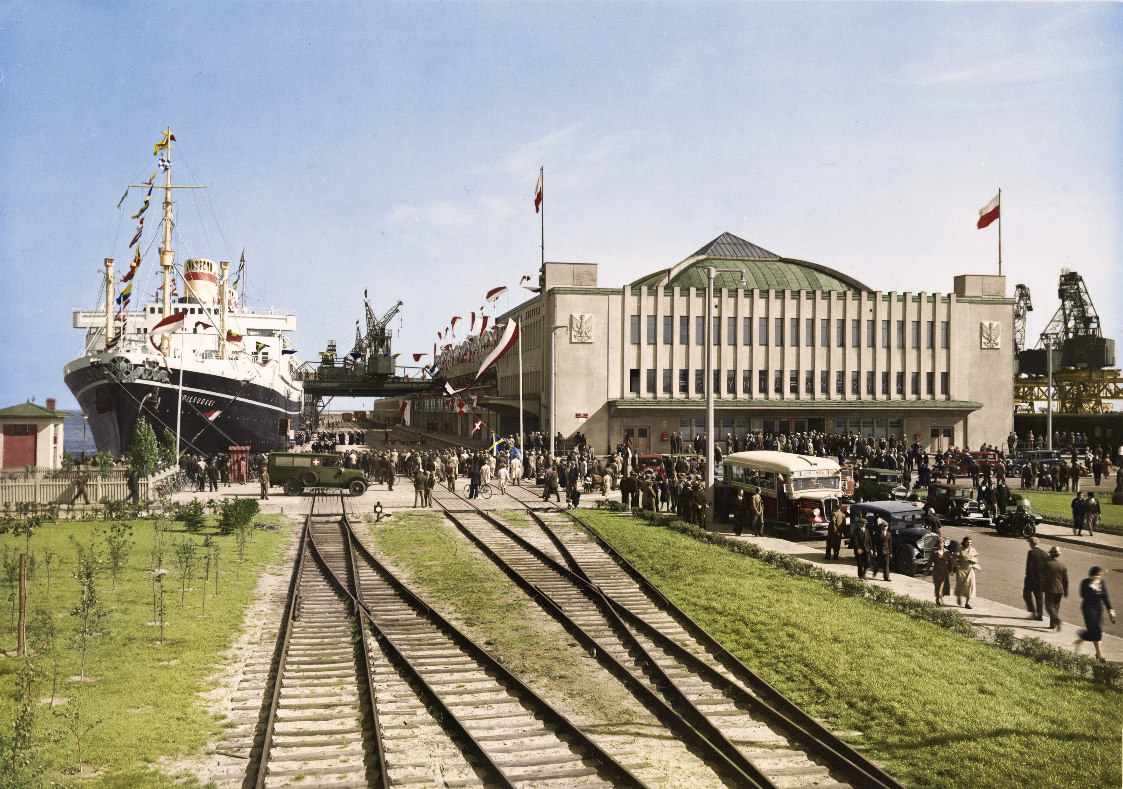 Henryk Poddębski, dworzec morski w Gdyni. MS Piłsudski przed rozpoczęciem rejsu. 1938 rok. 
