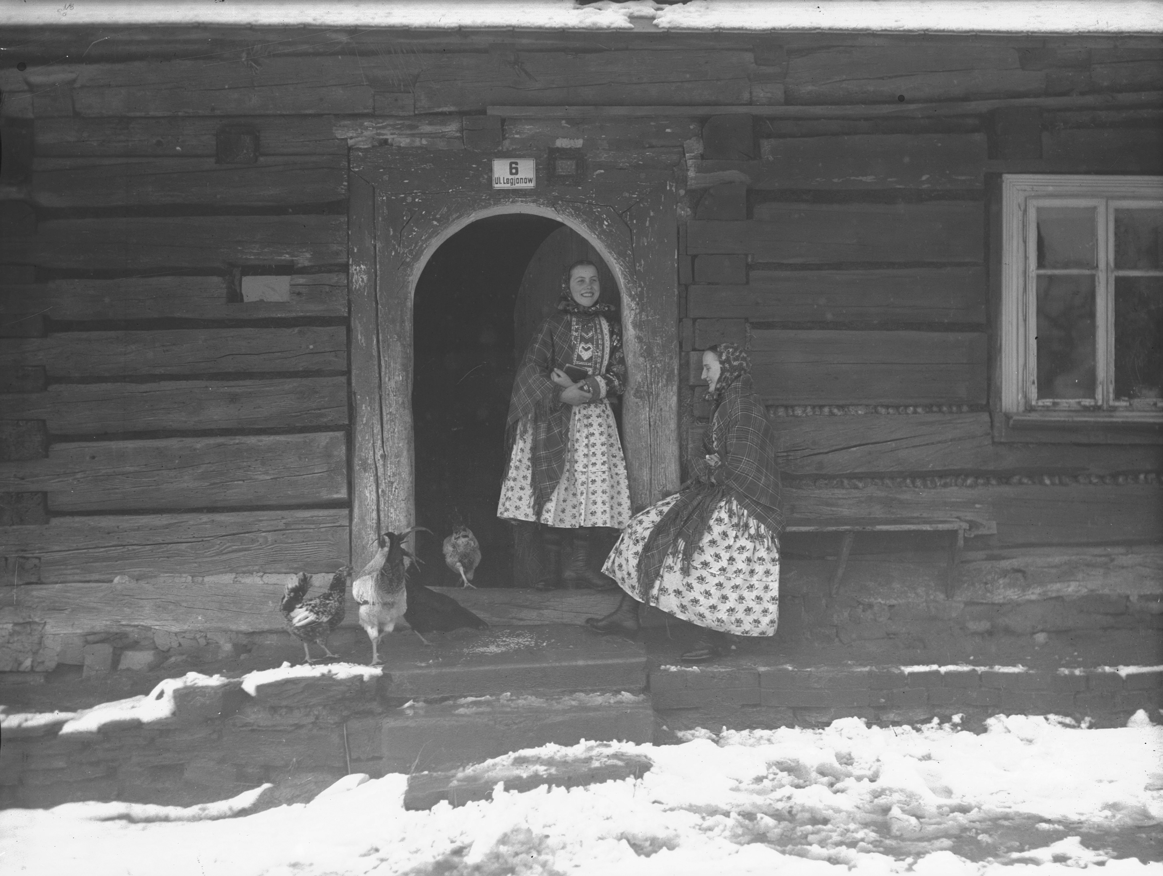 Kobiety z Wilamowic w strojach regionalnych. 1935 rok.