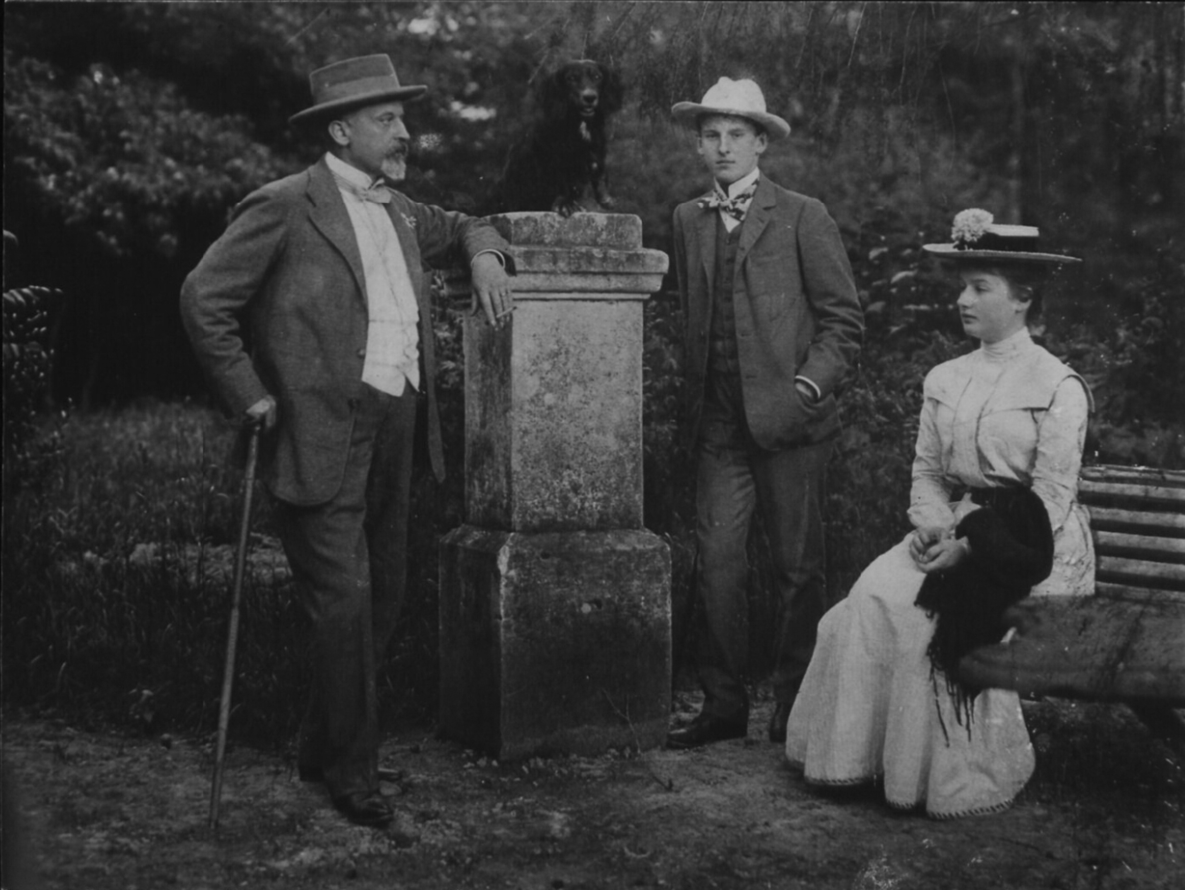 Portret Henryka Sienkiewicza z córką i synem oraz jamnikiem Wykopem w Oblęgorku