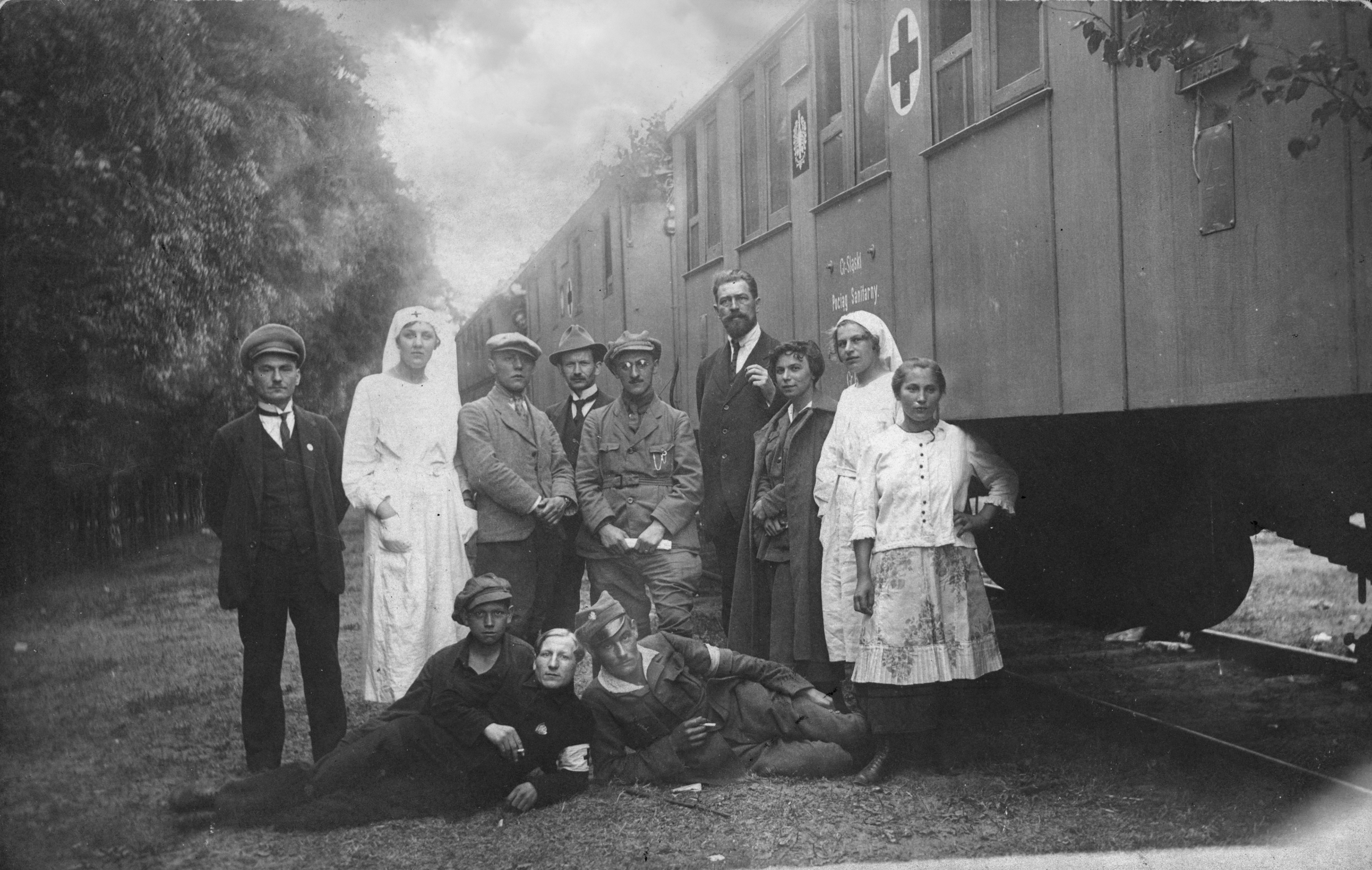 III Powstanie Śląskie - powstańczy pociąg sanitarny nr 3. Widoczny szef sanitarny porucznik doktor Kazimierz Kujawski (w okularach). Trzecia od prawej - jego przyszła żona Maria Kujawska