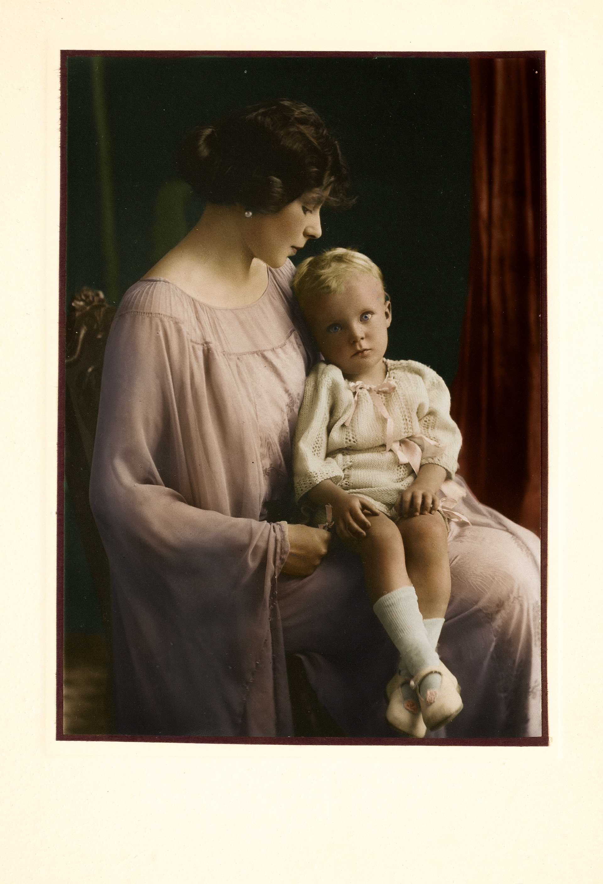 Kazimierz Badeni (znany szerzej jako dominikanin Joachim Badeni) w wieku około 2 lat ze swoją mamą  Alicją z domu Ankarcrona.