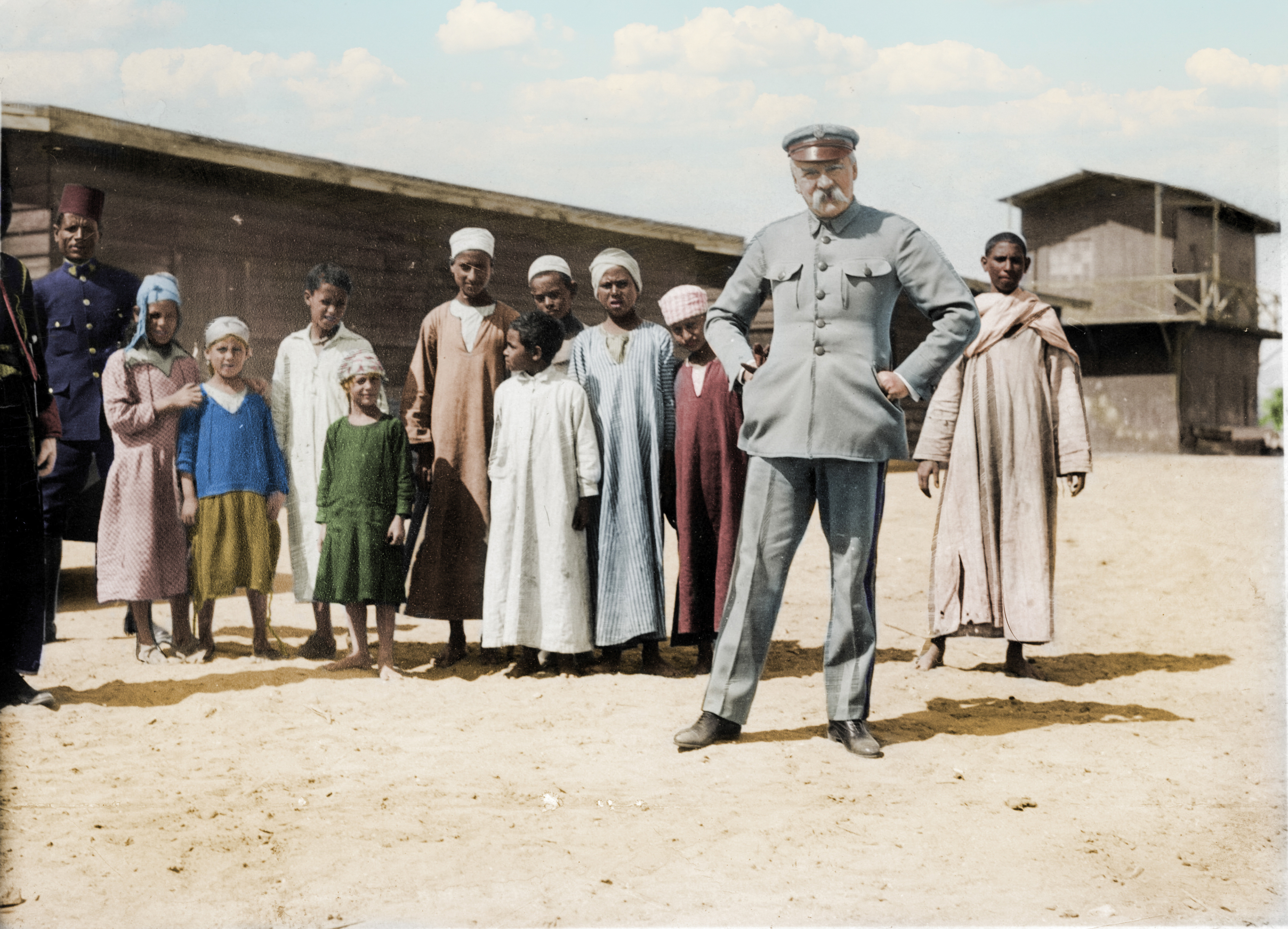 Józef Piłsudski wśród dzieci fellahów w oazie Fajum. 1932 rok