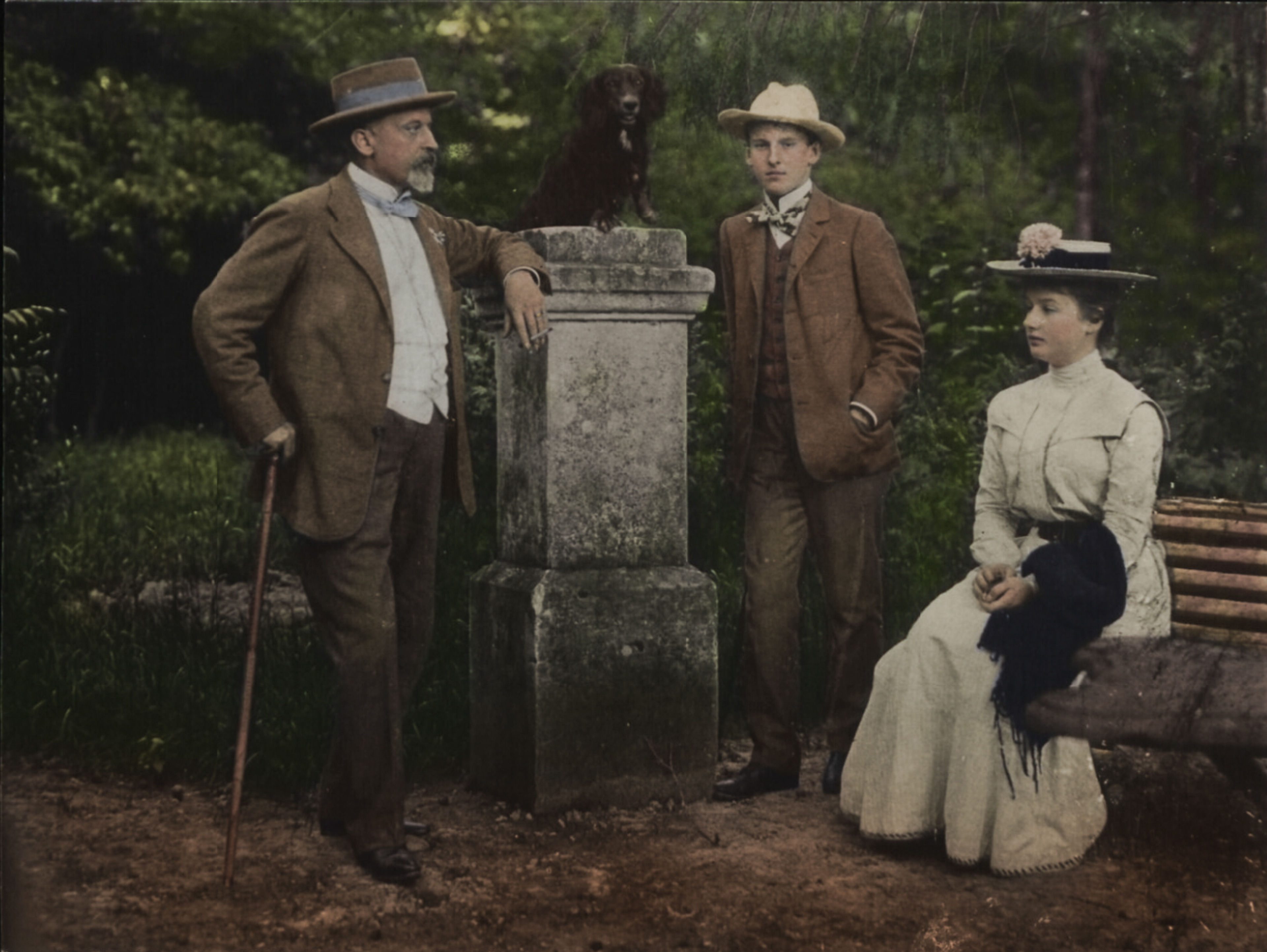 Portret Henryka Sienkiewicza z córką i synem oraz jamnikiem Wykopem w Oblęgorku