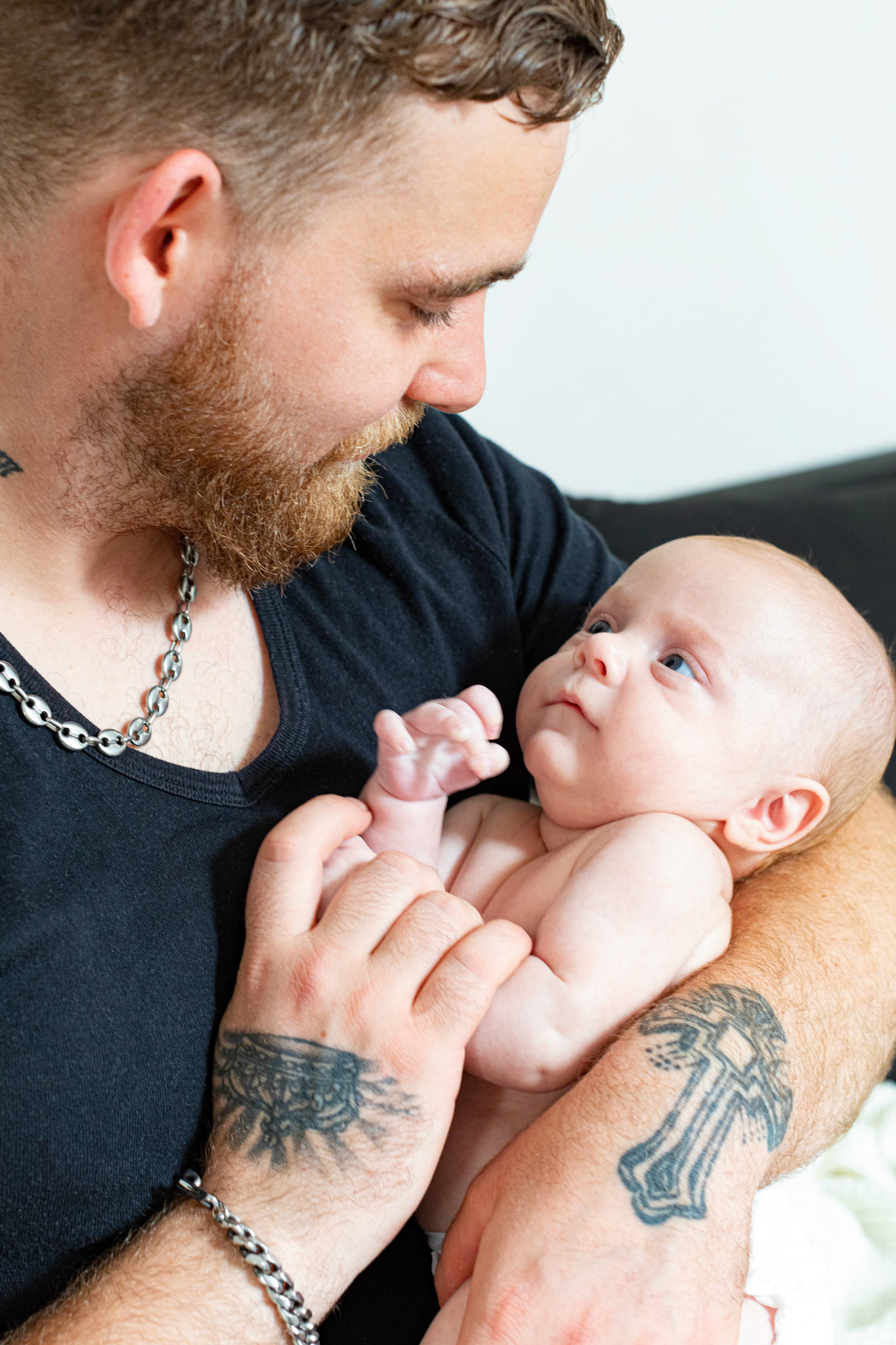 La complicité d'un papa avec son bébé