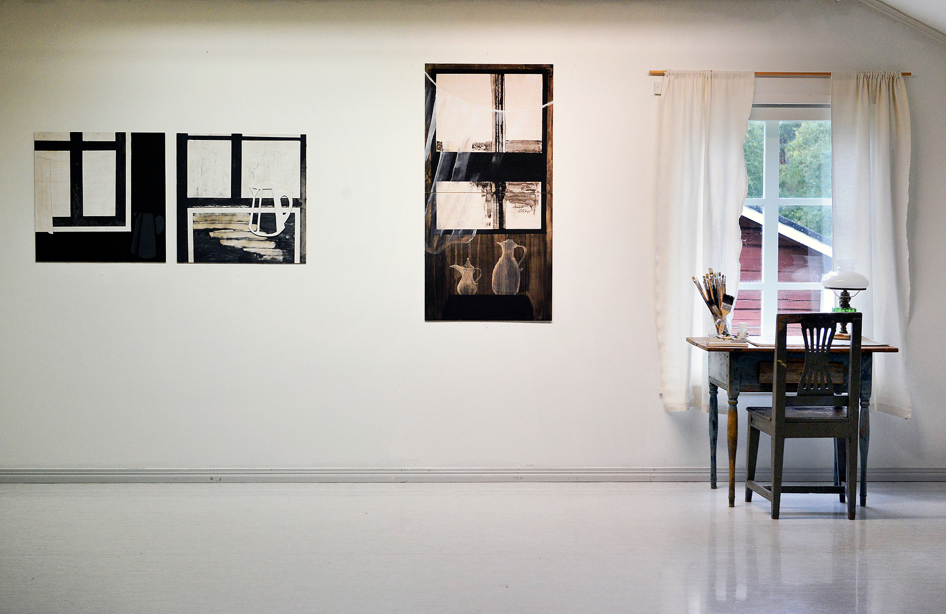 Oikealla maalaus ja kaiverrus vanerille, 120 x 60cm, 1400€ näyttelyssä Veikko Vionojan Musta verho ja muita piirustuksia, Taide Vionoja 2022