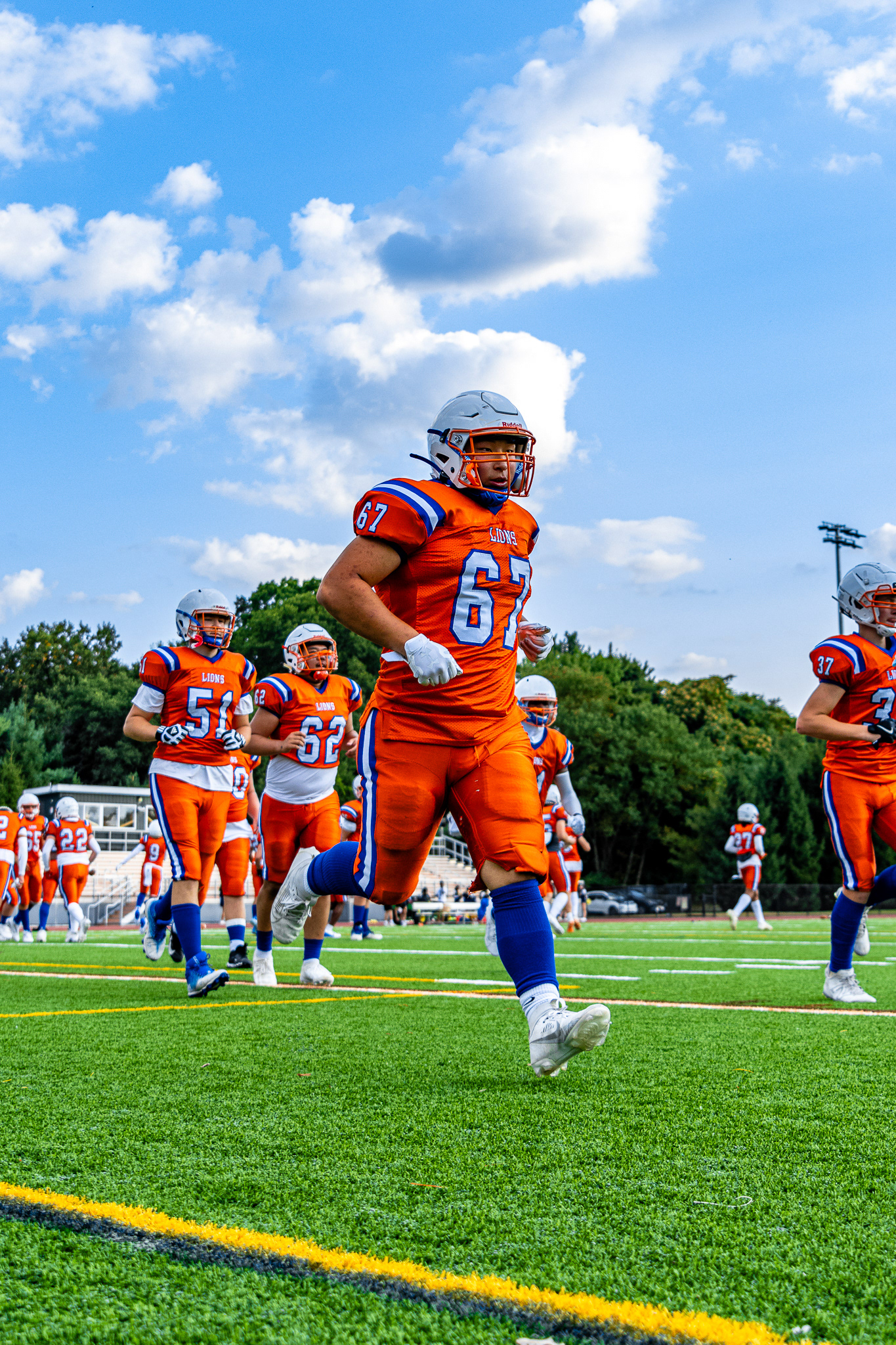 Junior Lineman Harvey Chen running out of the huddle. Shot on Canon R7. 9/13/2024.