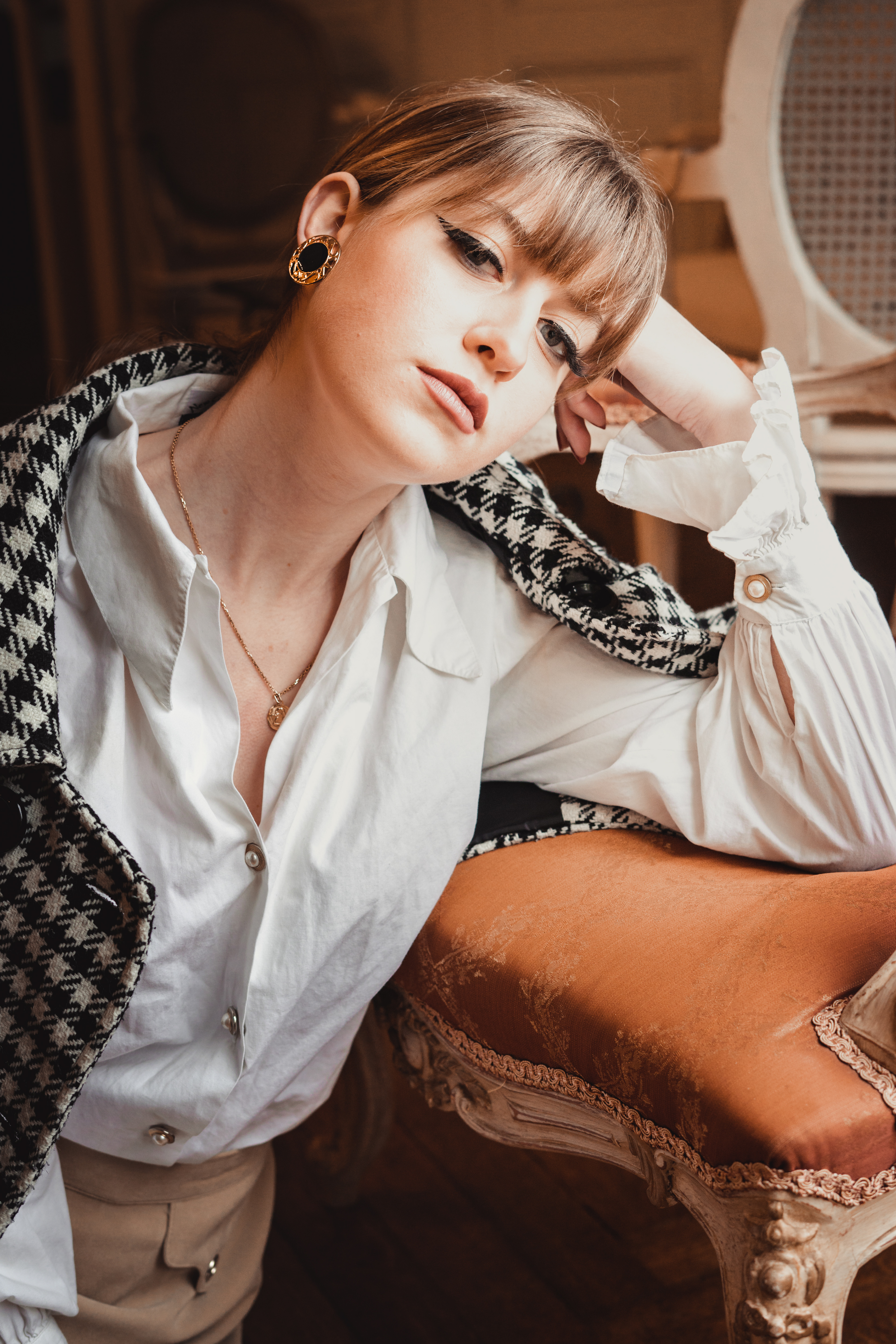Pose facile femme élégante