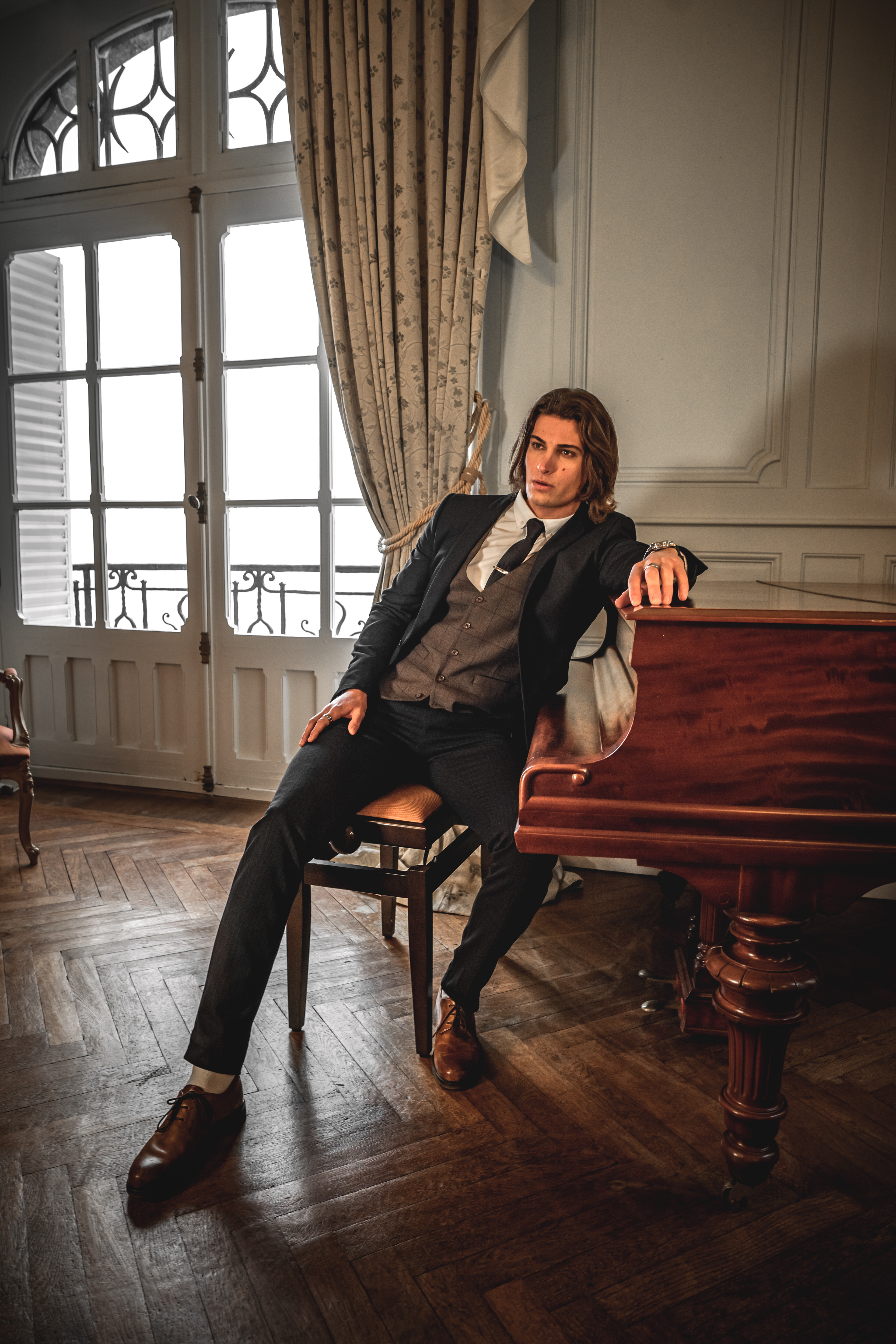 Portrait homme raffiné piano