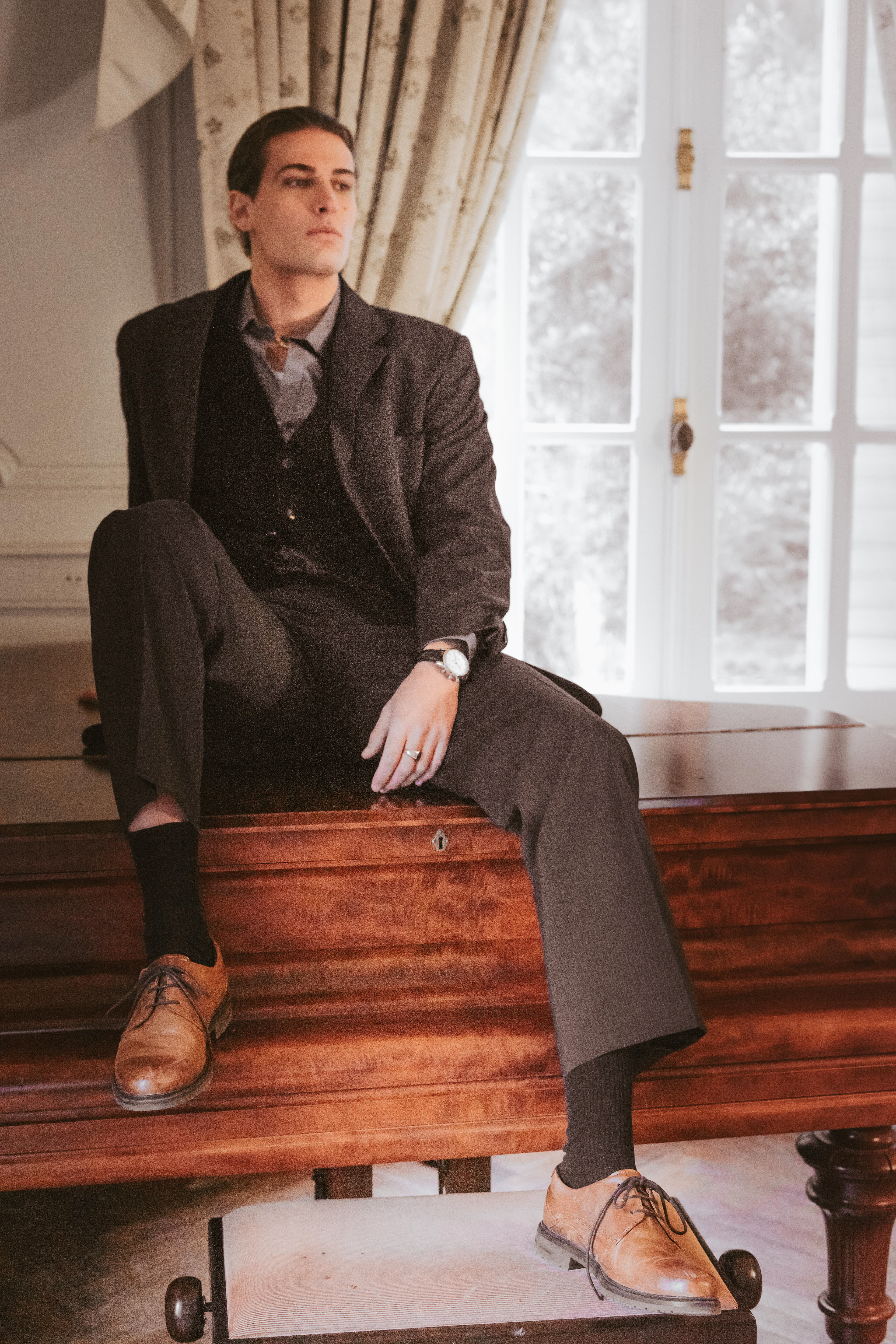 Portrait homme costume piano