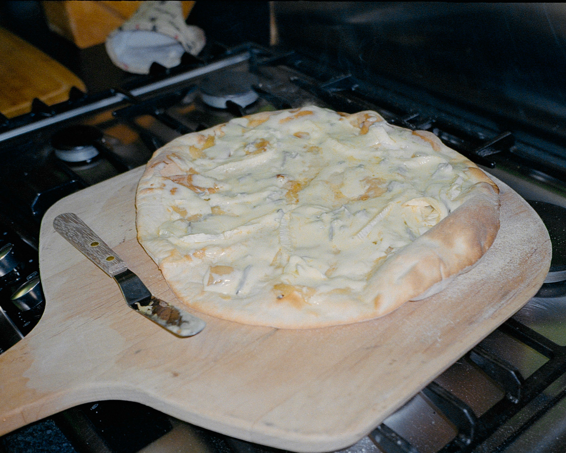 Cambezola Roasted Garlic Pizza