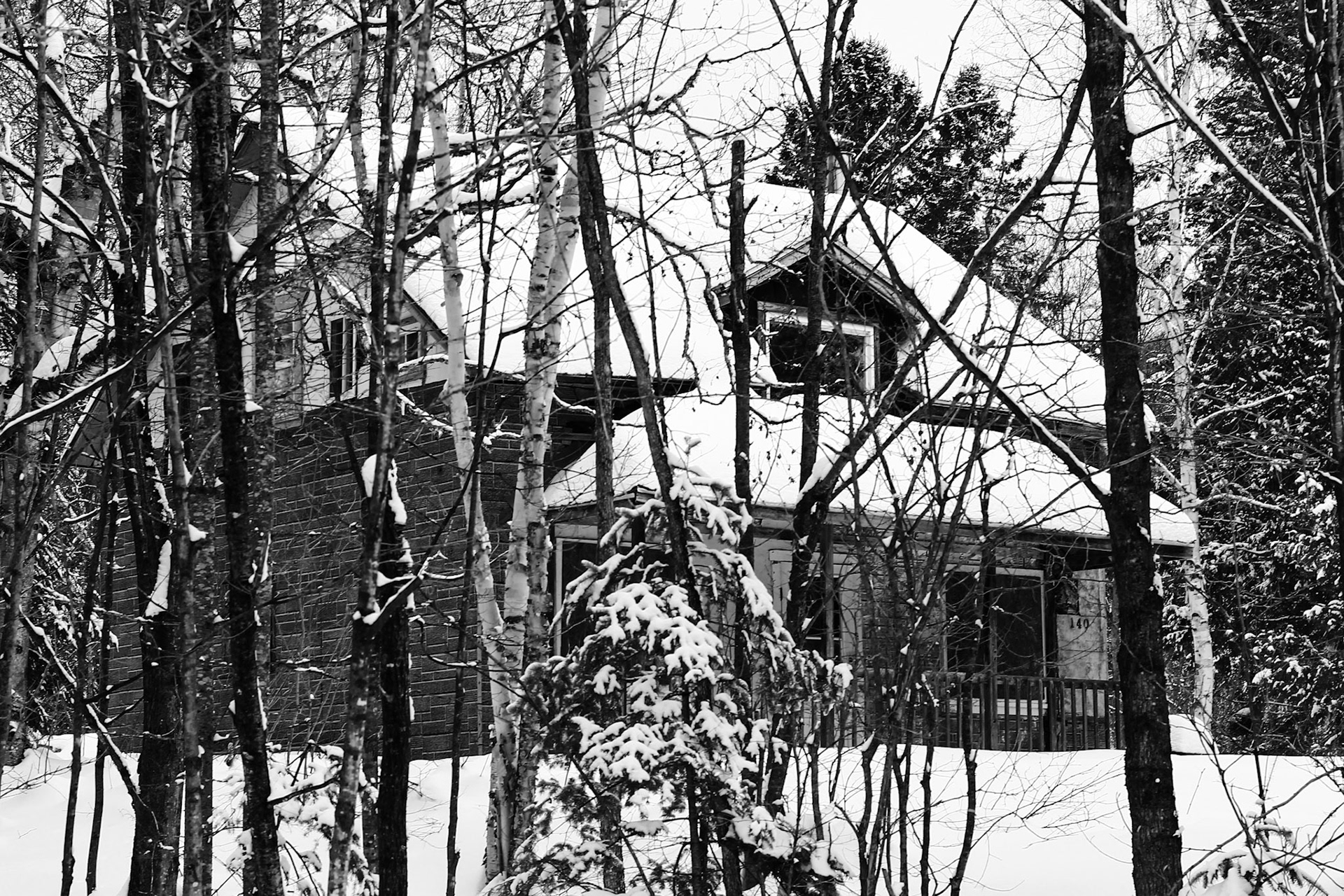 Vieille maison abandonnee en hiver