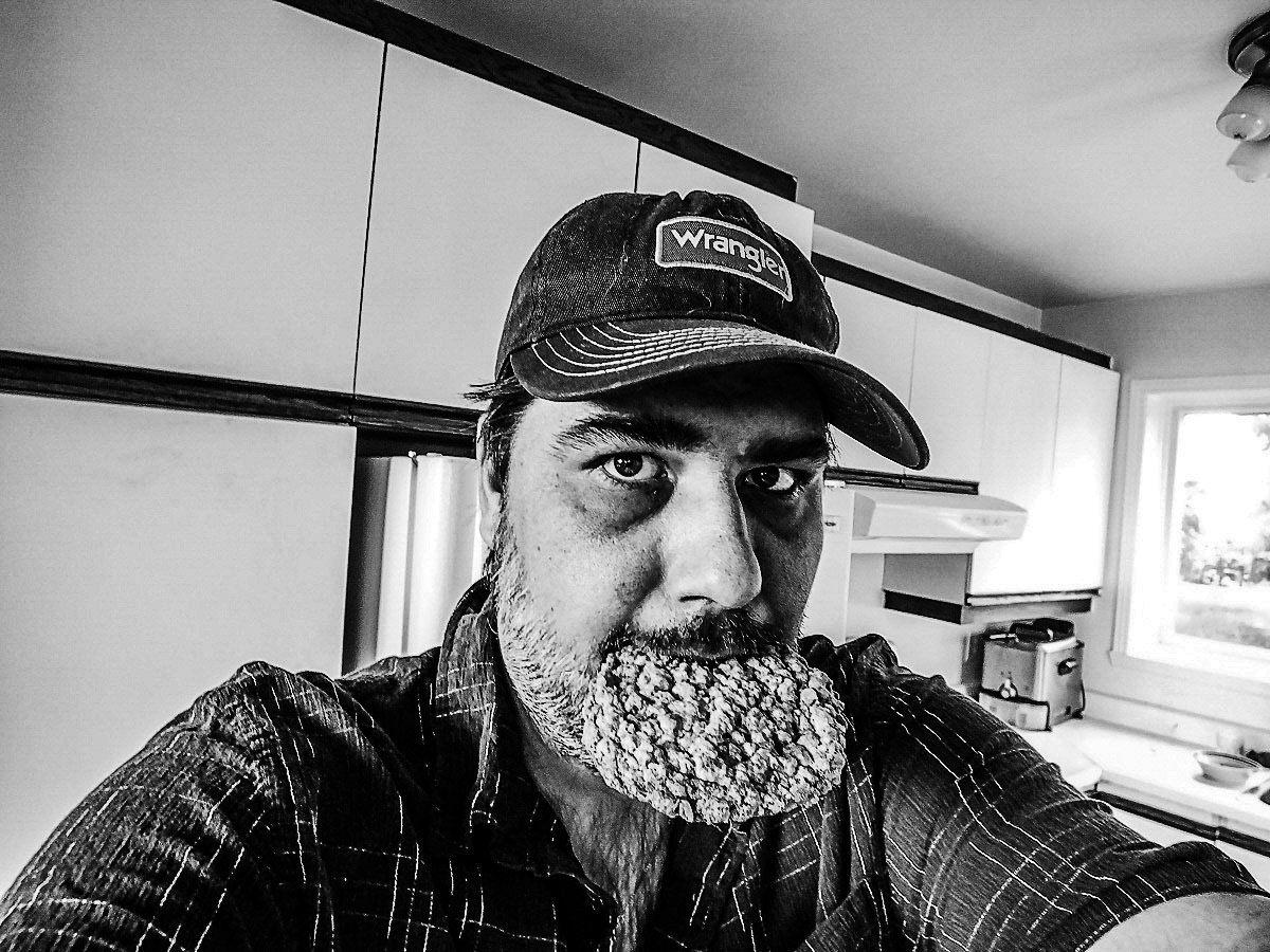 Moi avec un biscuit dans la bouche