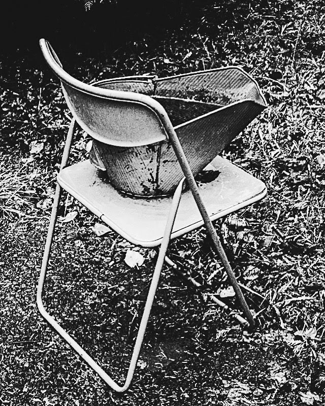 Vieille chaudiere sur une chaisse