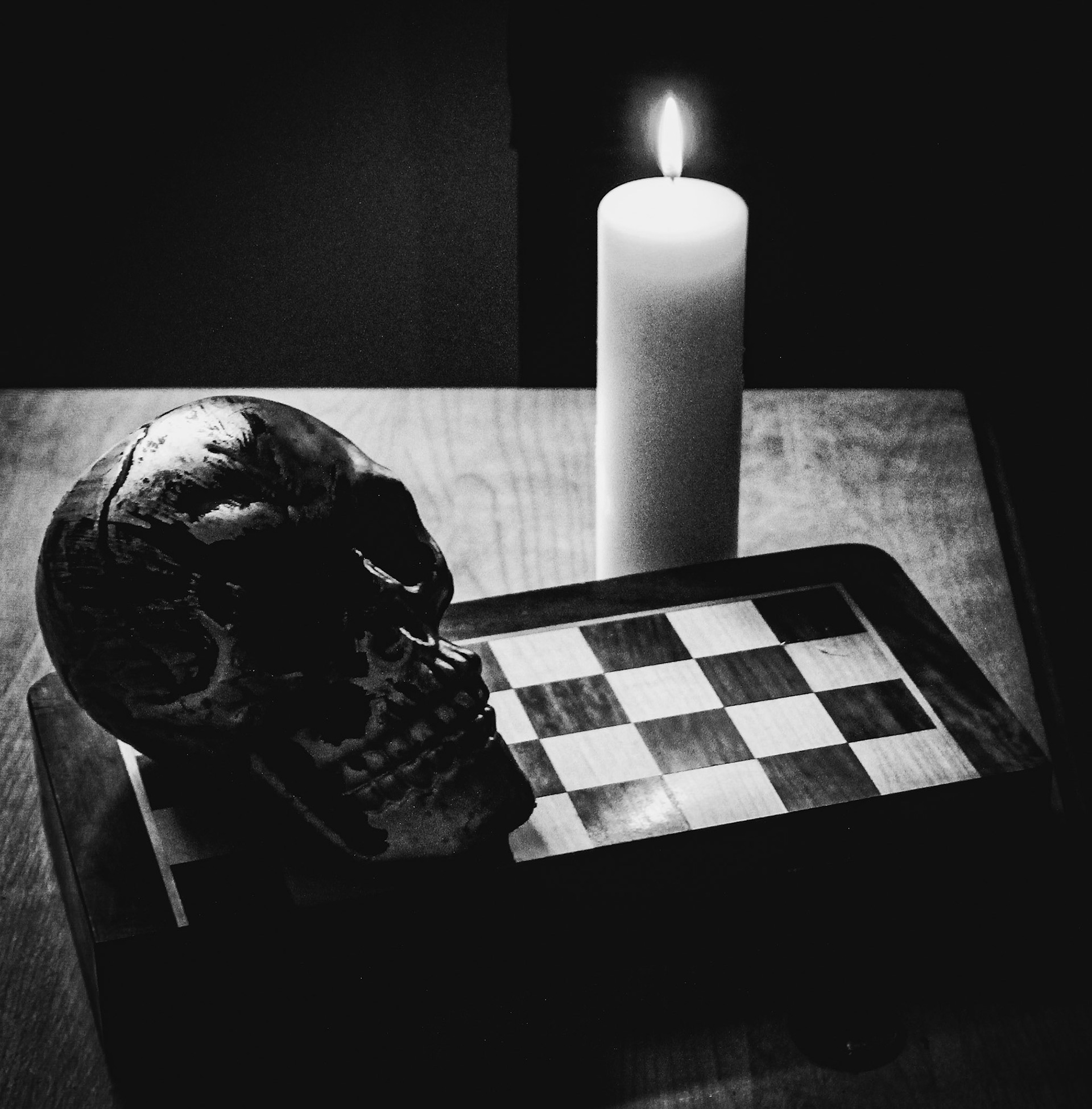 Nature morte avec crane et bougie et echiquier