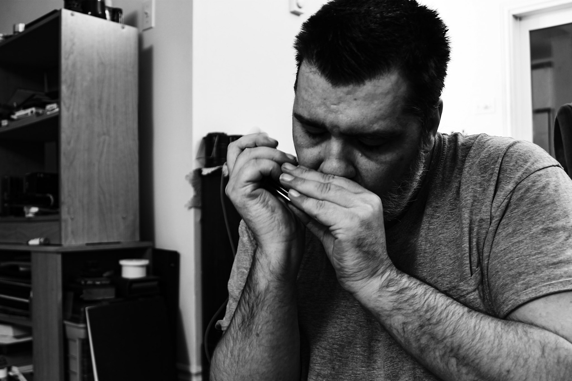 Moi jouant de l'harmonica