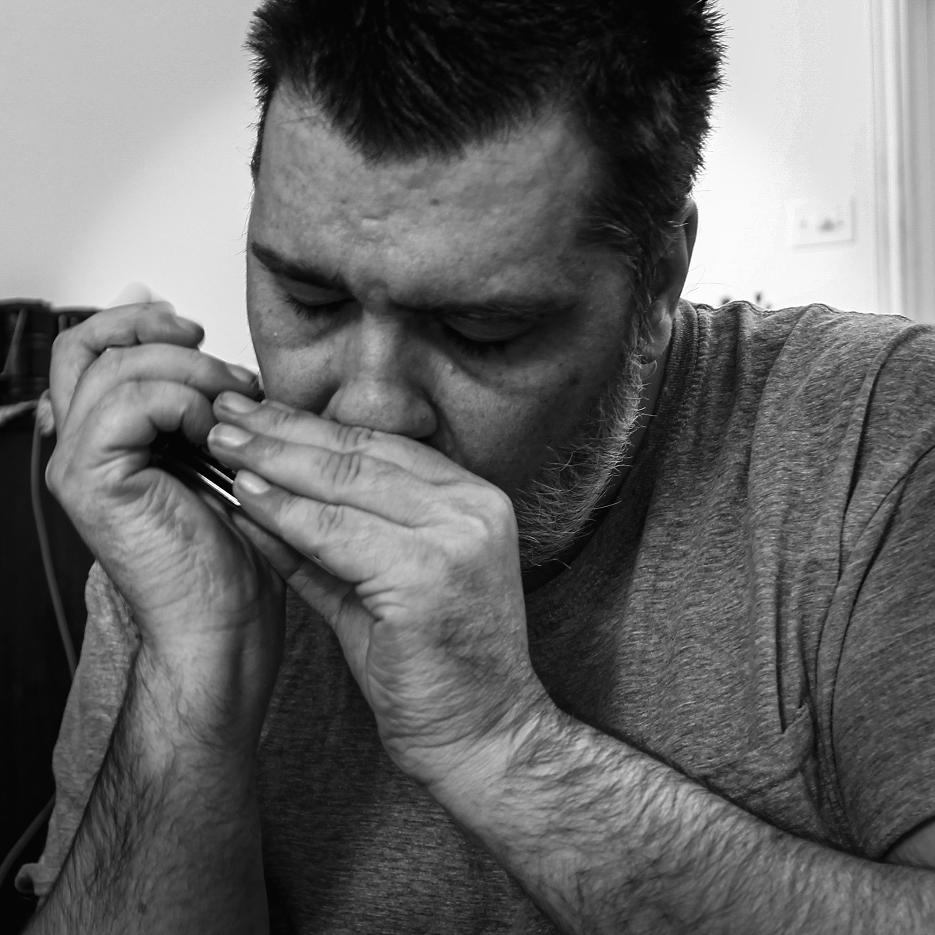 Moi jouant de l'harmonica