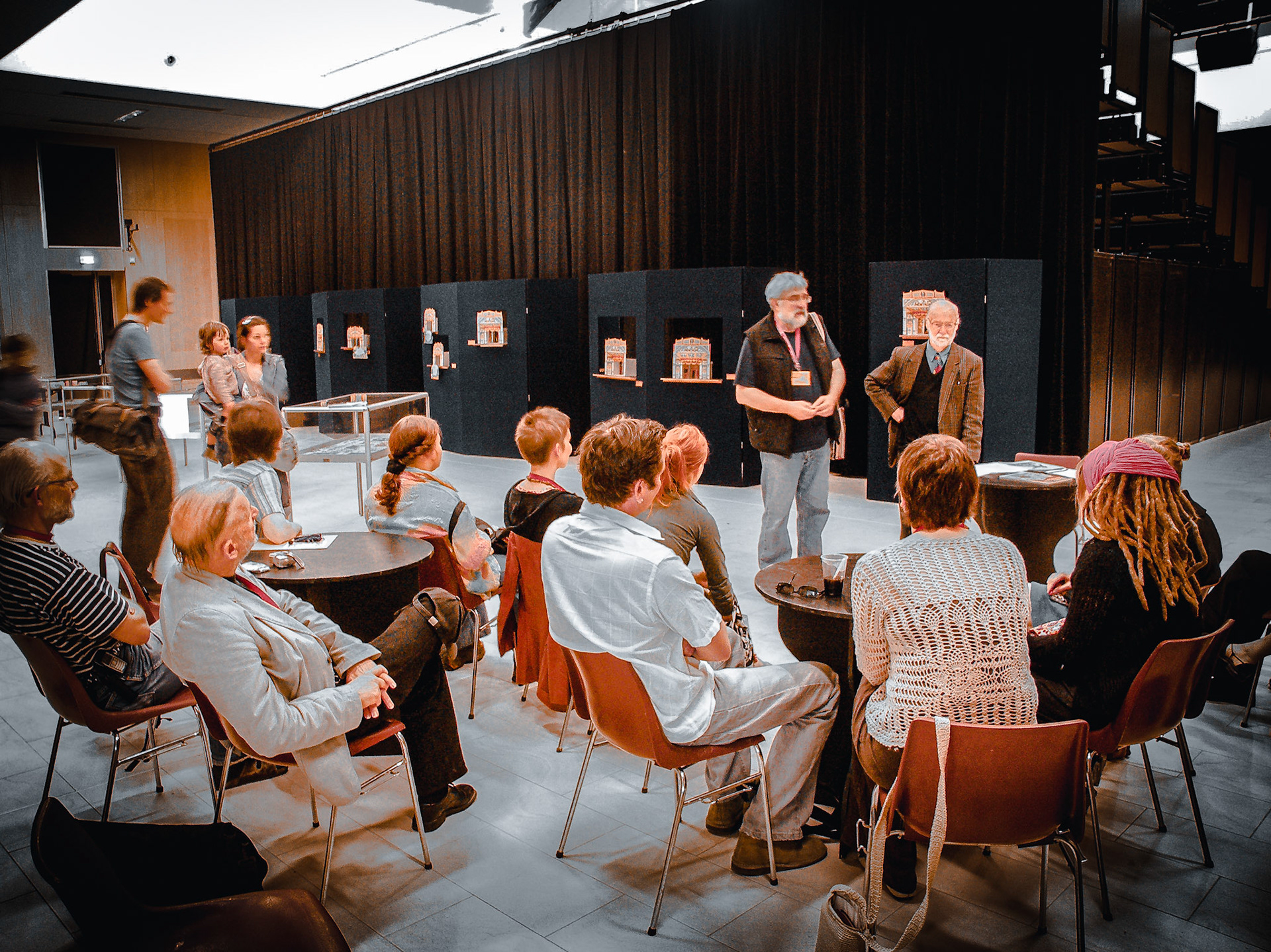 Salle Napoléon III > Laurence Webb (hinten rechts) eröffnet eine Webb-Papiertheater- Ausstellung mit dem Vortrag über die Geschichte seines Urgrossvaters William George Webb