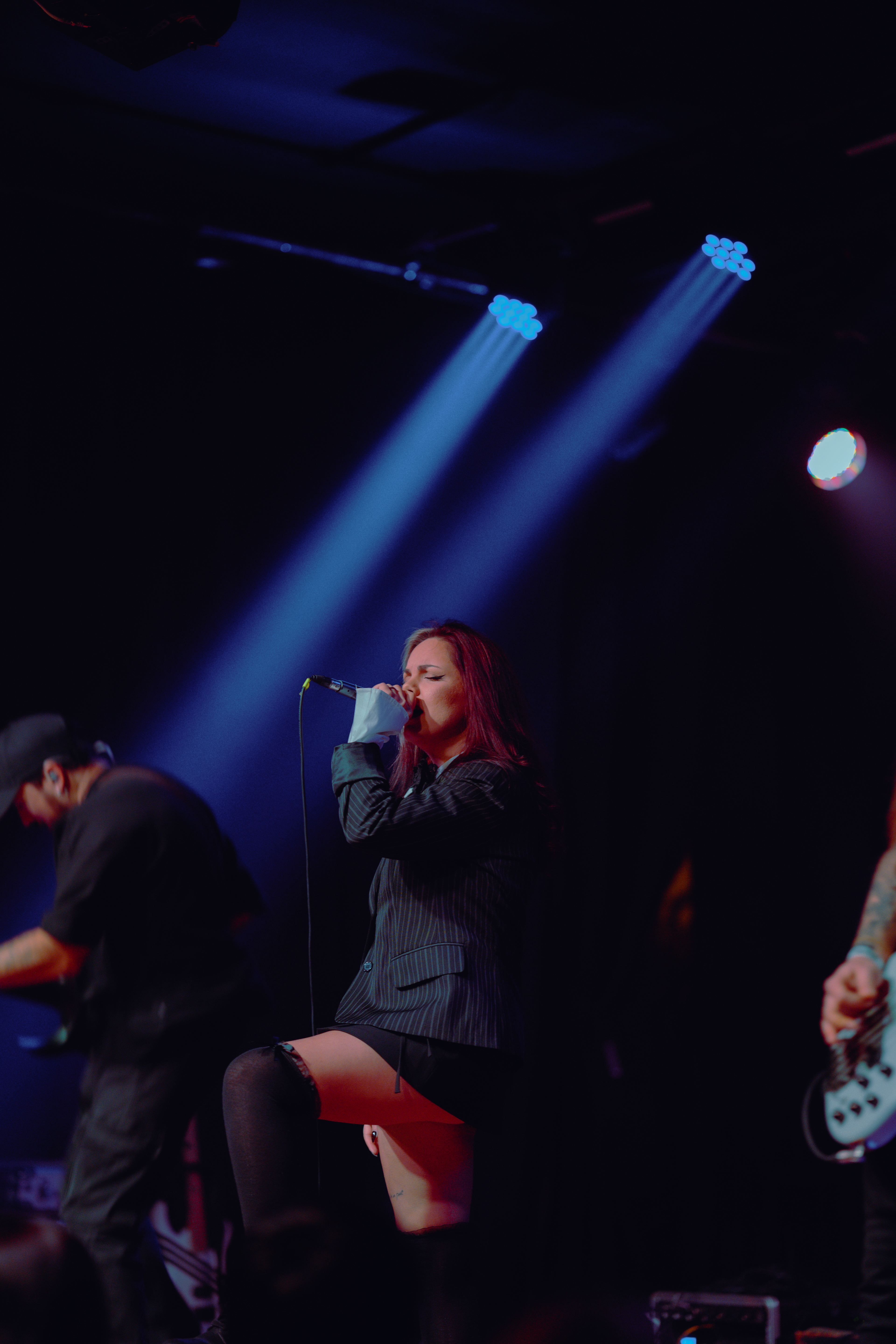 Close-up of a vocalist passionately singing into the microphone during Underwaves’ live show at Rockstadt Club in Brașov, Romania.
