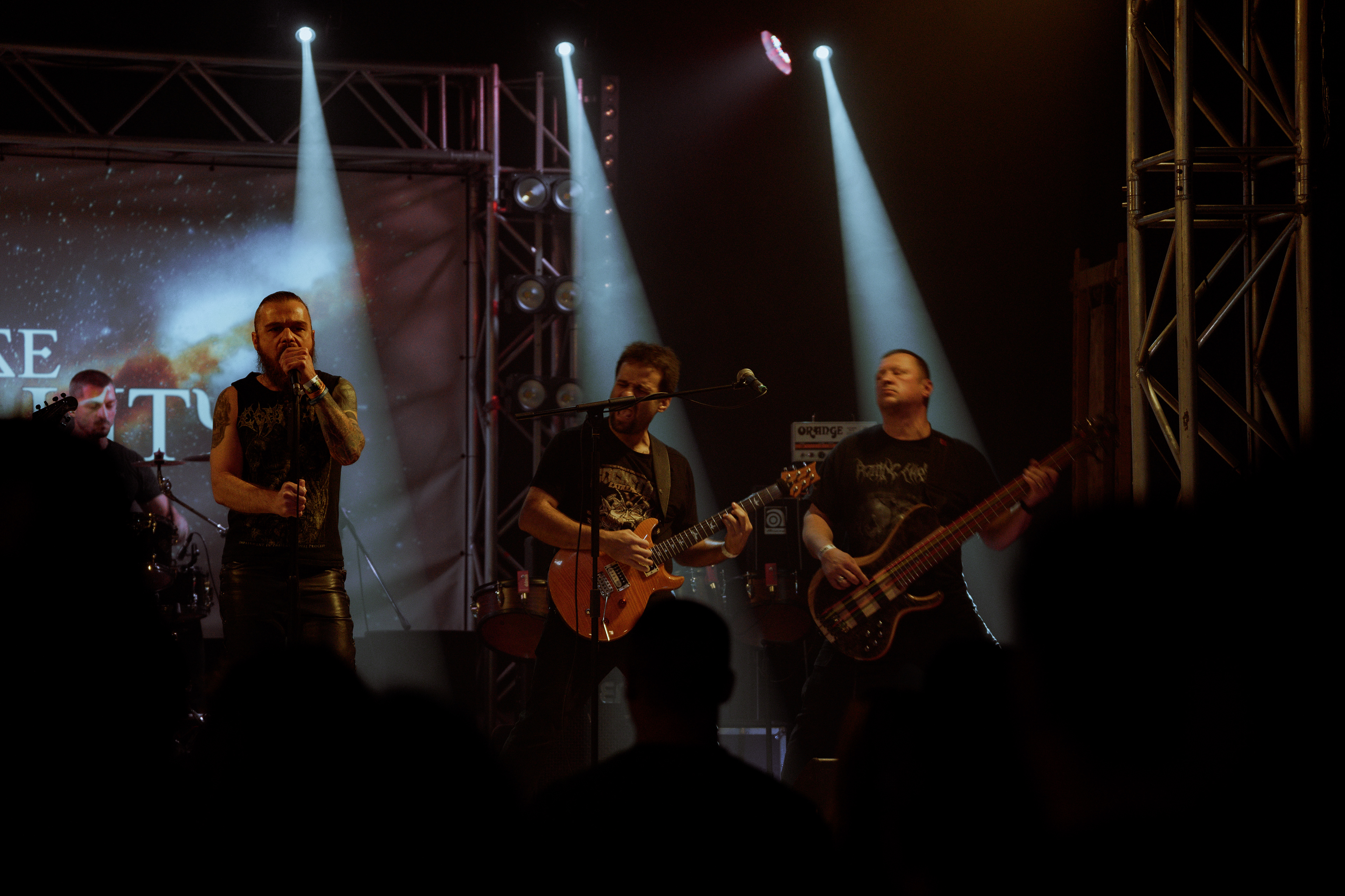 Concert photography showing all members of Flase Reality performing in sync on stage at Rockstadt Club in Brașov, Romania.