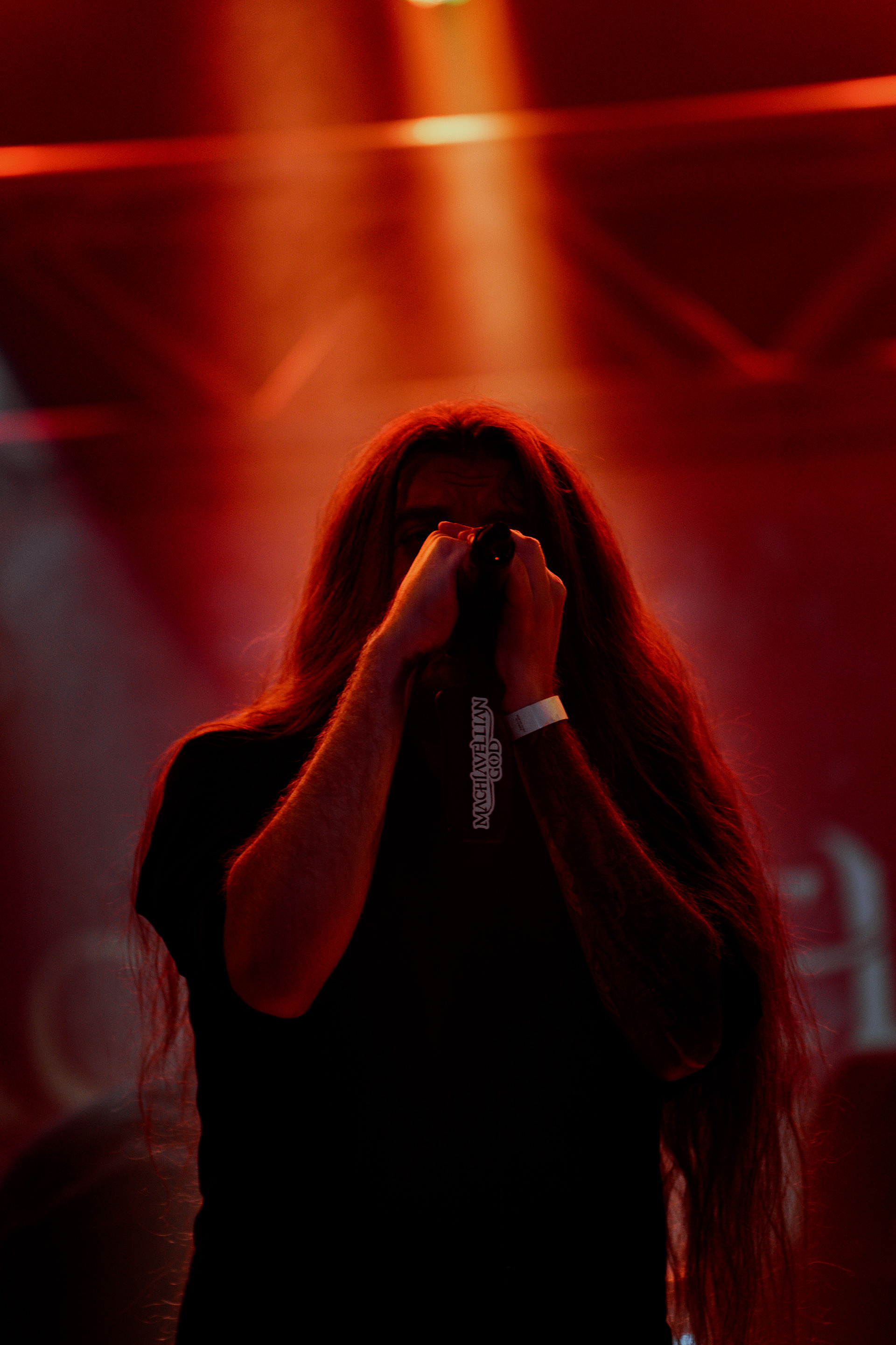 Expressive concert photography capturing Machiavellian God’s vocalist singing emotionally during a performance at Rockstadt Club, Brașov, Romania.