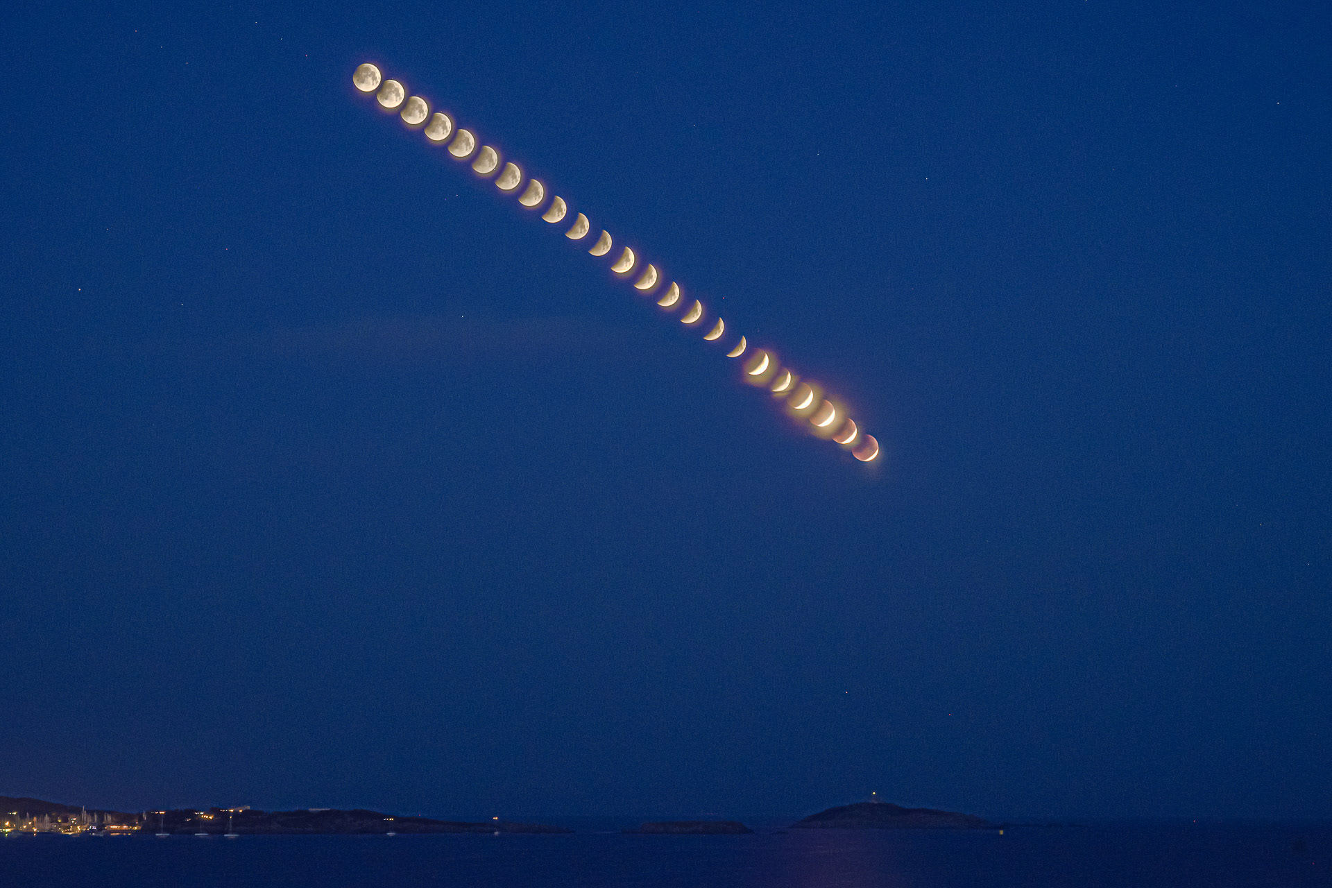 Eclipse de lune au dessus des Embiez