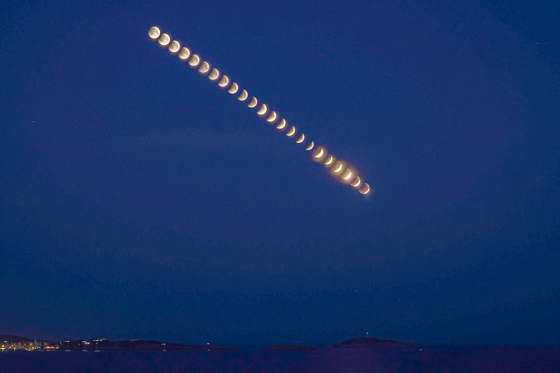 Eclipse de lune au dessus des Embiez