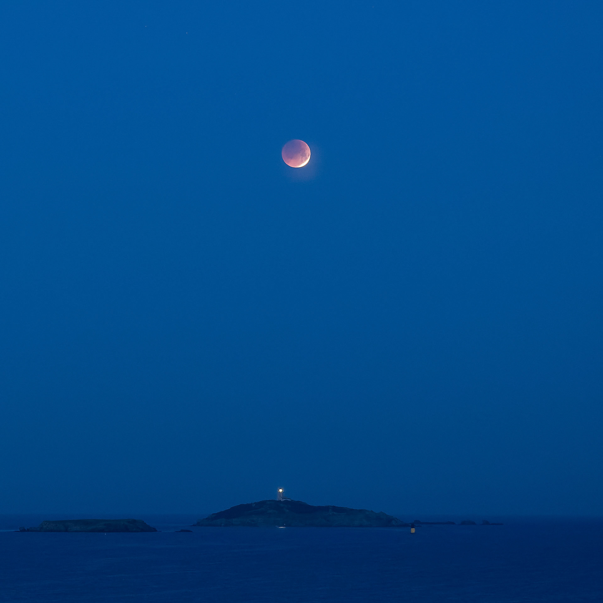Eclipse de lune au dessus des Embiez