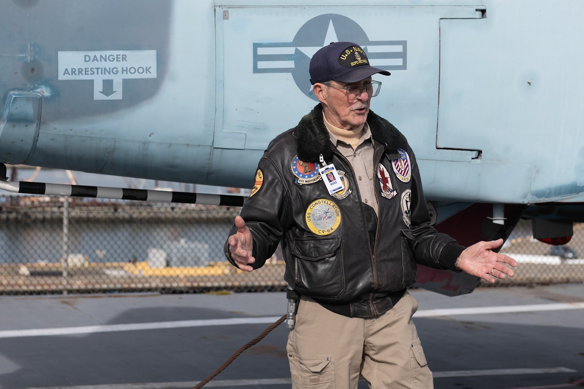 Ross, docent at USS Hornet