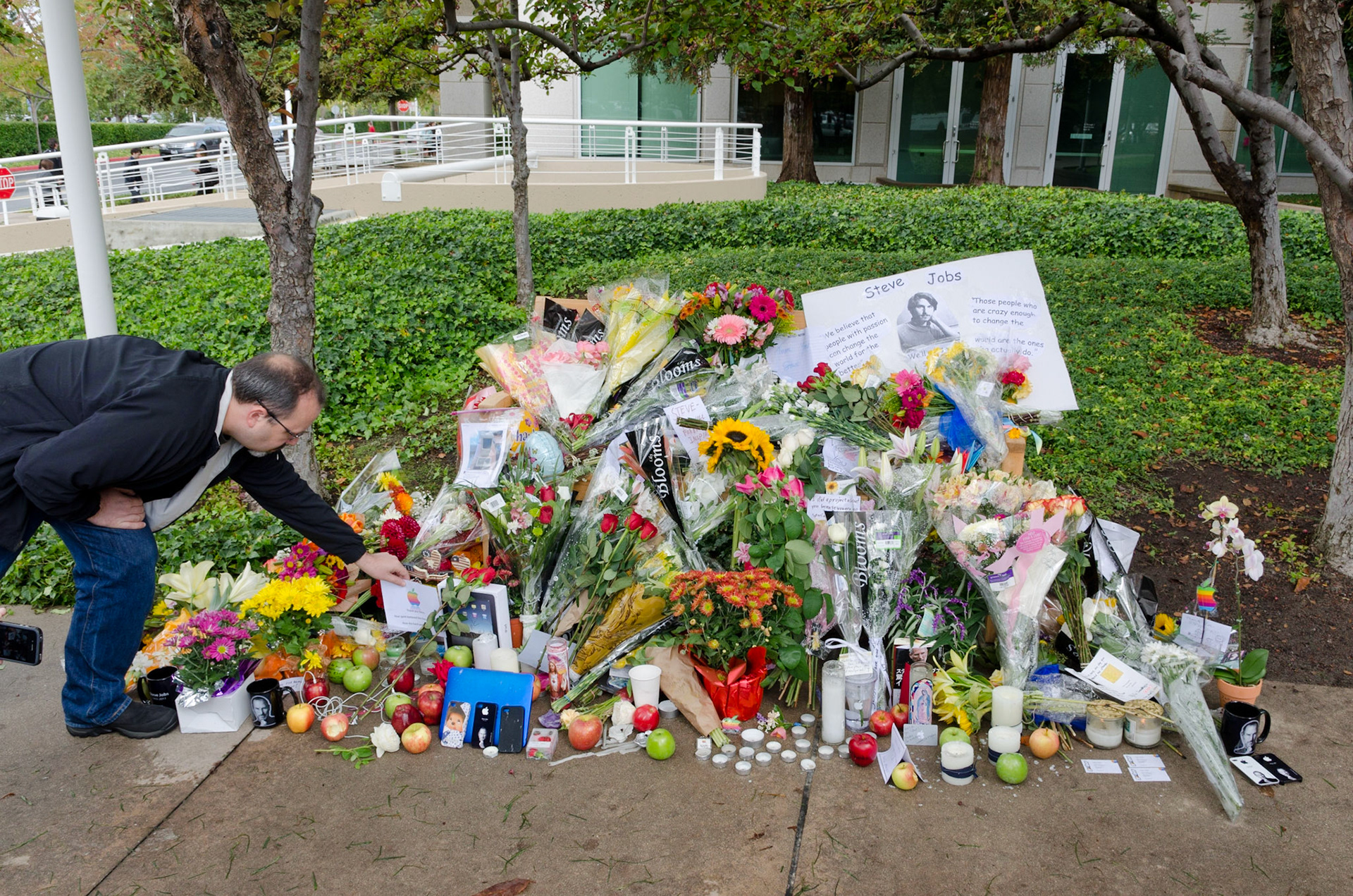 Steve Jobs Impromptu Memorial