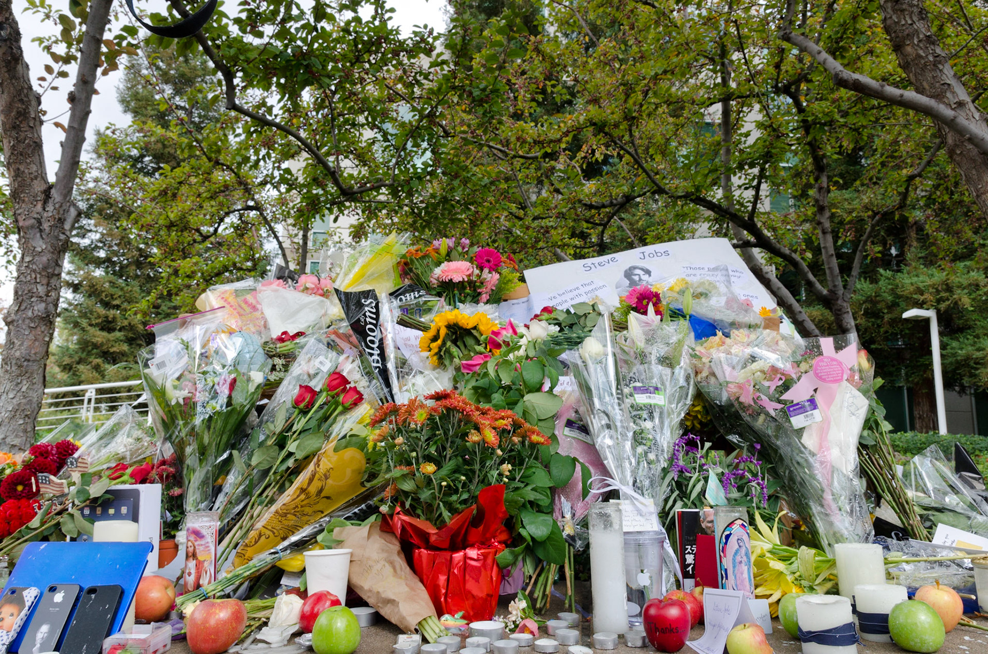 Steve Jobs Impromptu Memorial