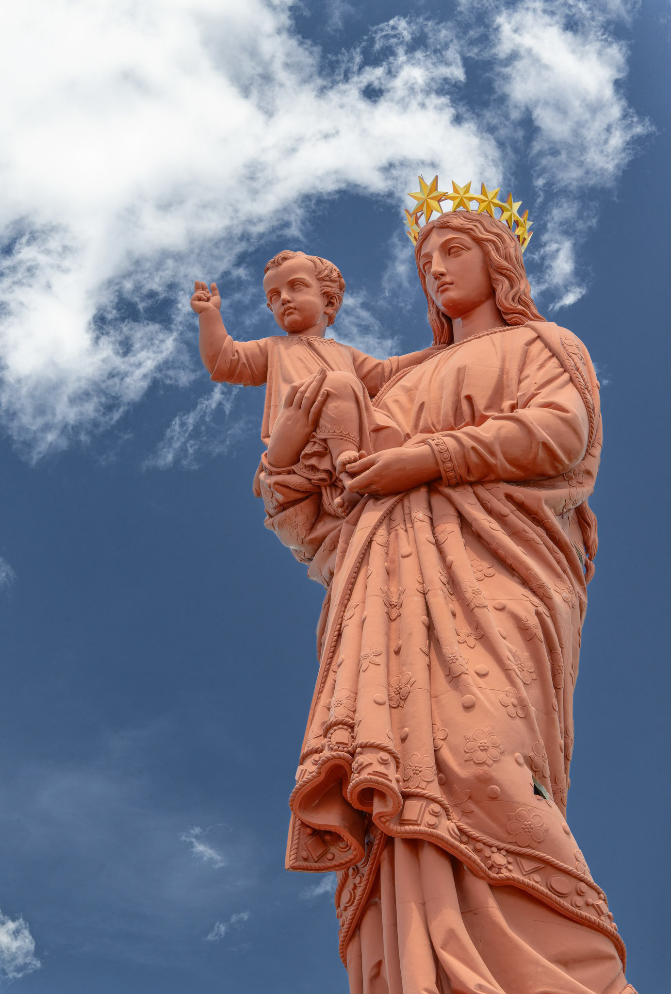 Notre-Dame de France surplombe le Puy-en-Velay