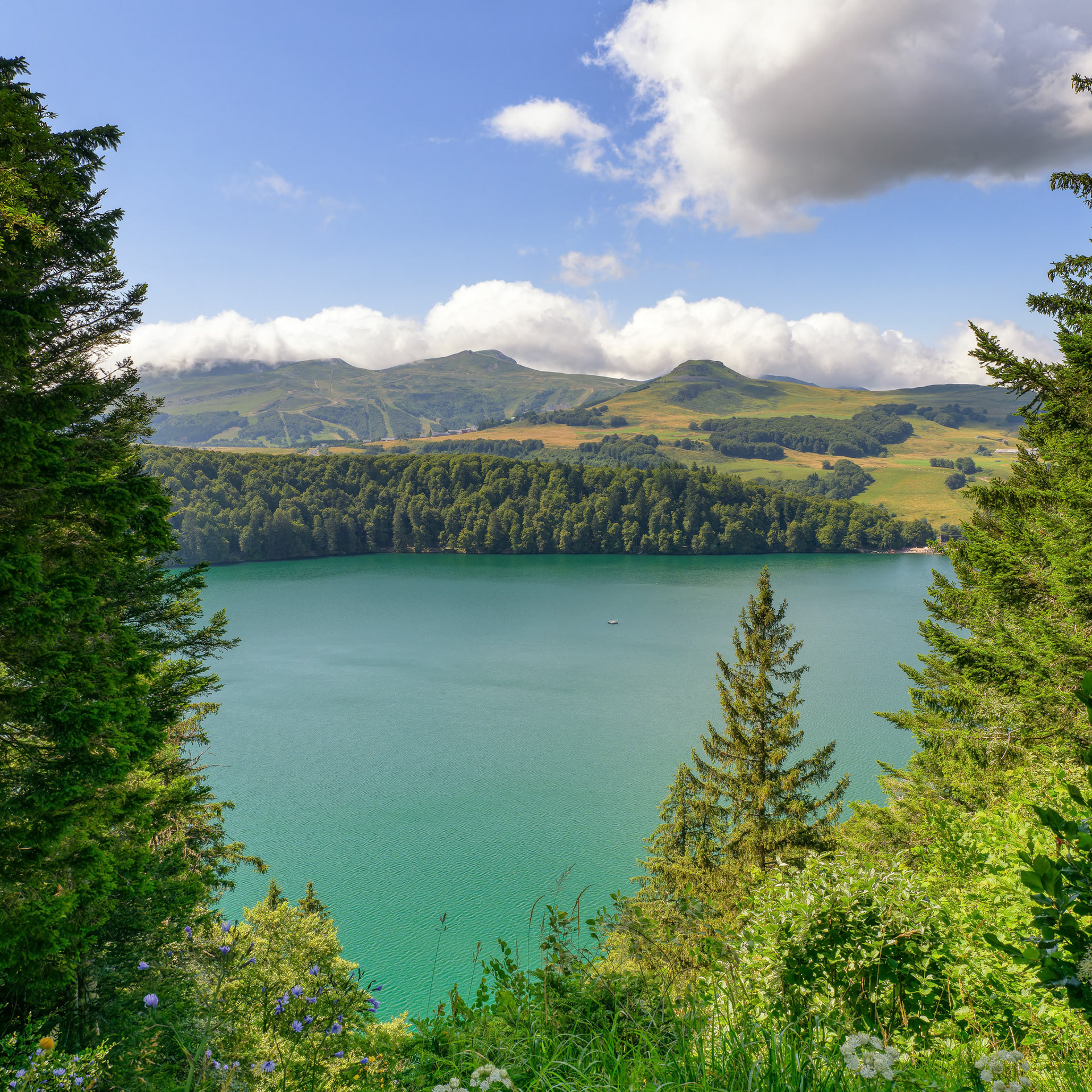 Les eaux turquoises du lac Pavin