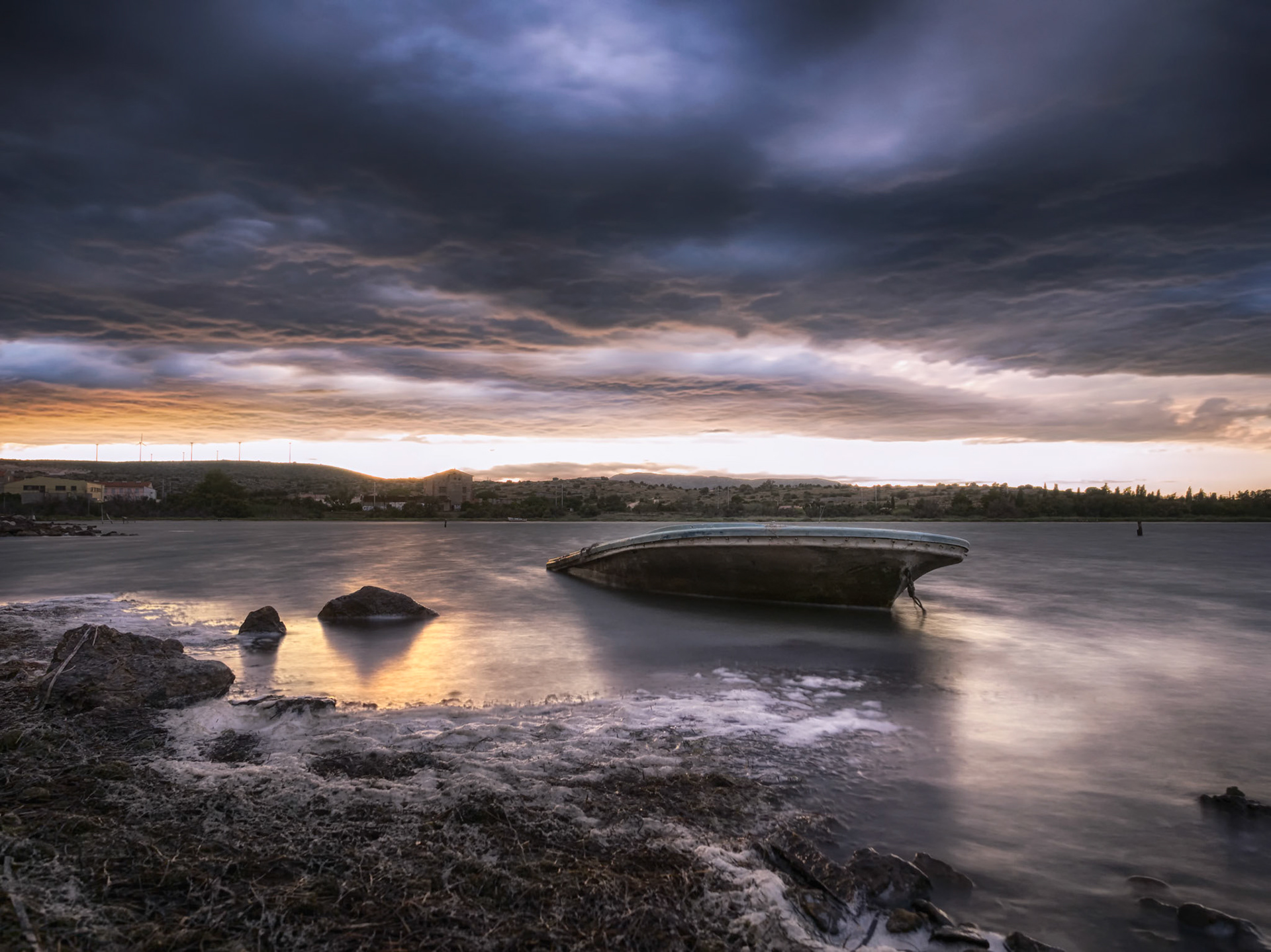 Petit ouragan sur l'eau plate
