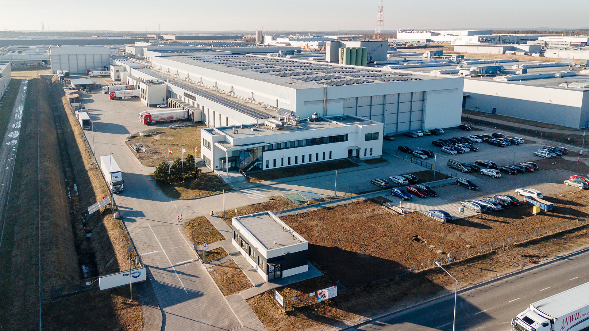 Fotografia z drona obiektów przemysłów Frigo Logistic Radomsko / Łódzkie