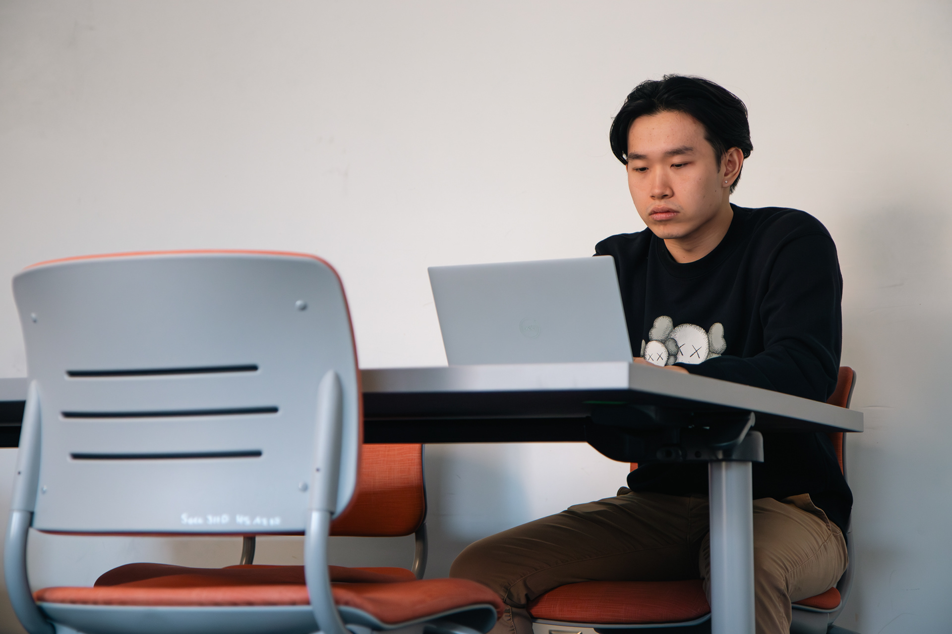 Kendrick Ung, 22, is seen without a mask studying at South Campus Center at the University of Washington in Seattle, Wash. on Thursday, Oct. 26, 2023. "I haven't worn a mask since about October 2022," Ung said. "I don’t feel the need to wear a mask anymore because everyone nobody around me wears [a mask] and I feel safer as I’m vaccinated and boosted." (Photo by Chloe Sarmiento)