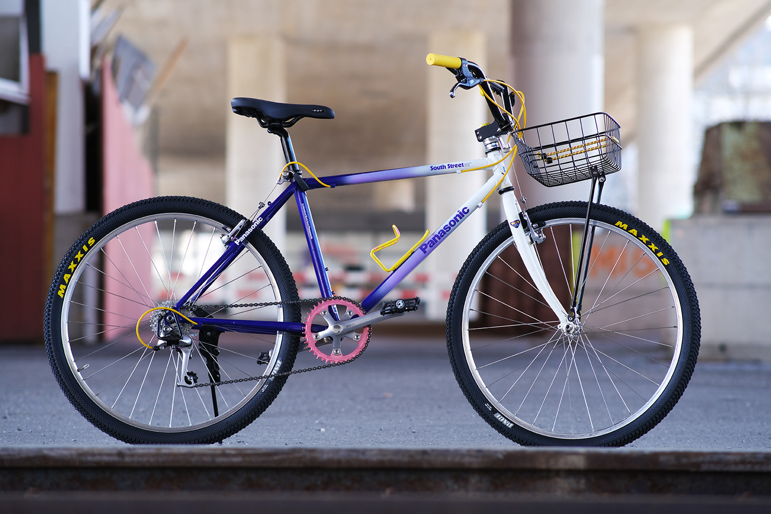 Restauriertes 90er Panasonic Mountainbike. Violett, weiss. BMX Vorbau, Motocross Lenker, Front Rack, neuer Kurbel..