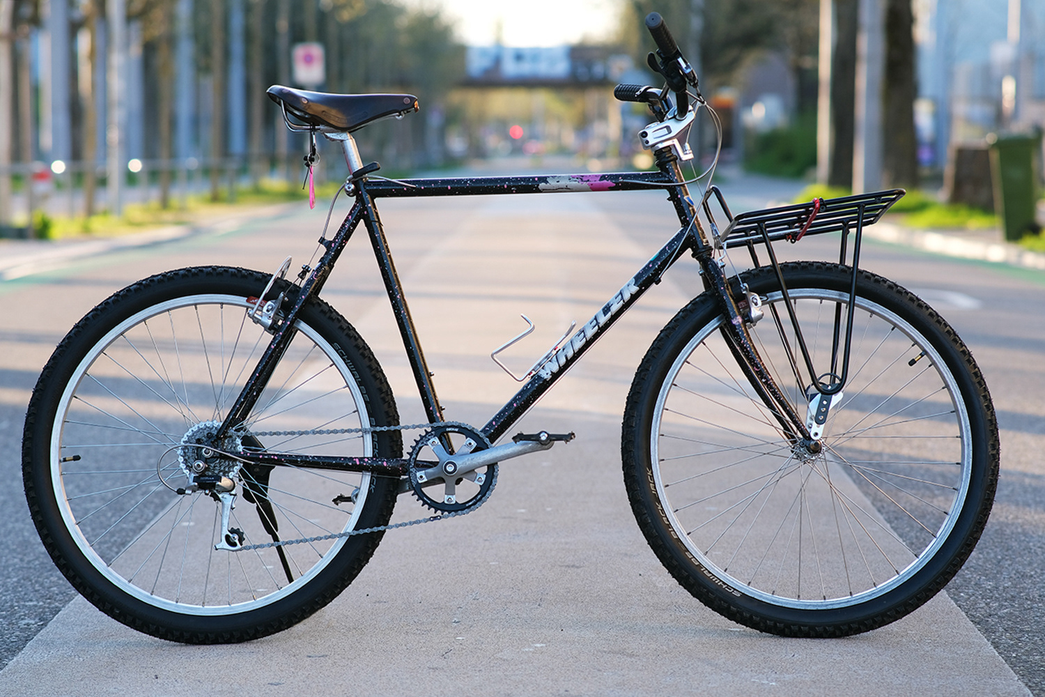 Restauriertes 90er Wheeler Mountainbike. Schwarz mit pinken Punkten. BMX Vorbau, Motocross Lenker, Front Rack.