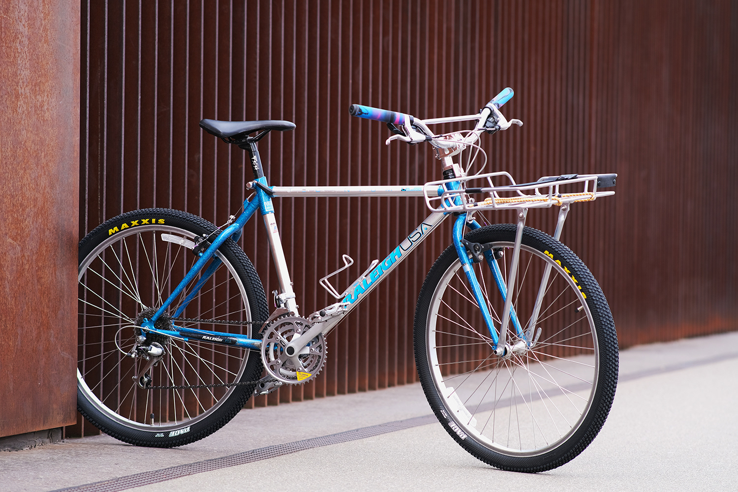 Restauriertes 90er Raleigh Mountainbike. Silber-blau. BMX Vorbau, Motocross Lenker, Front Rack.