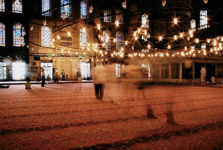 Red prayers (Istanbul, Turkey)